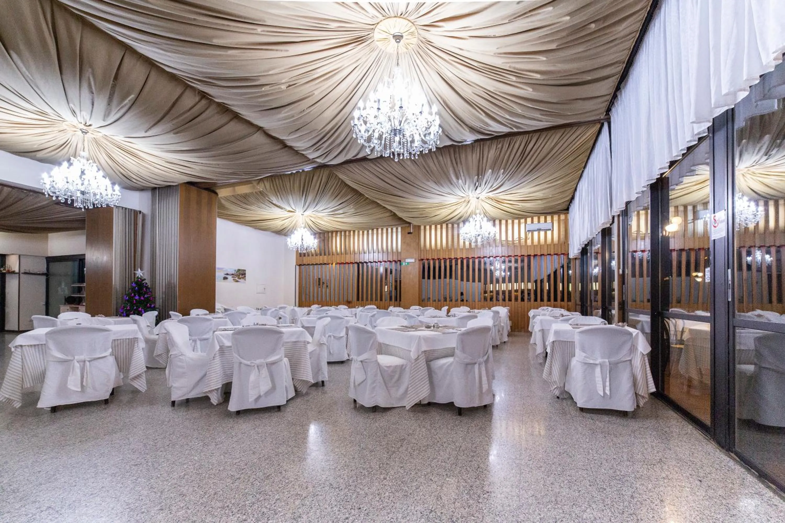 Restaurant/places to eat in Park Hotel