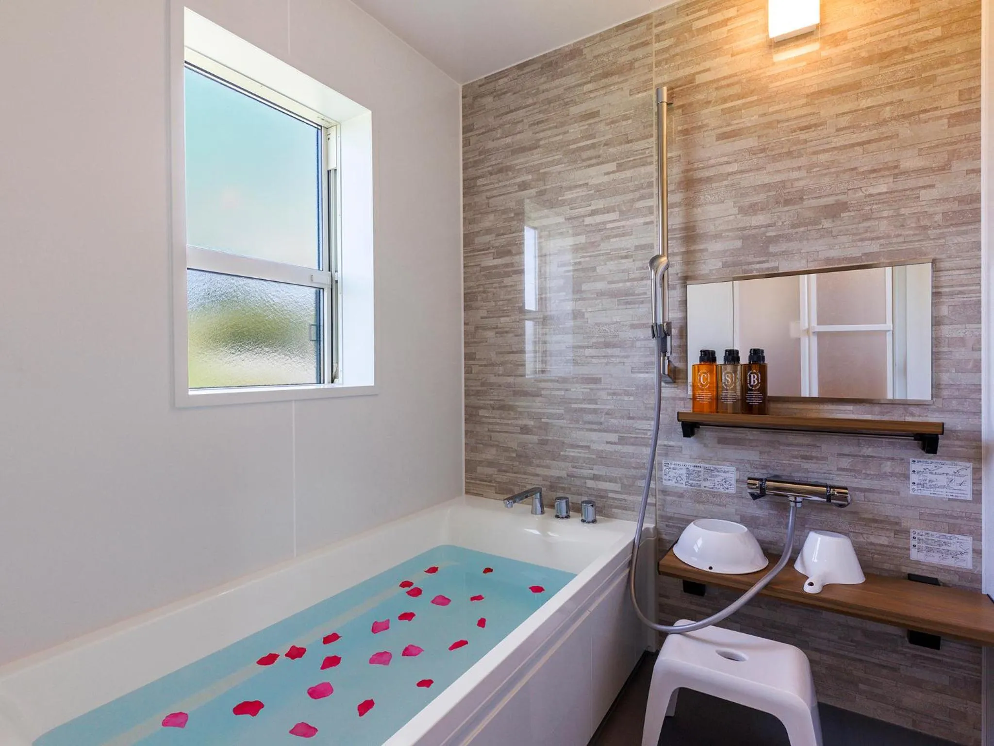 Bathroom, Bed in la ohana～瀬底島～（2022年OPEN）