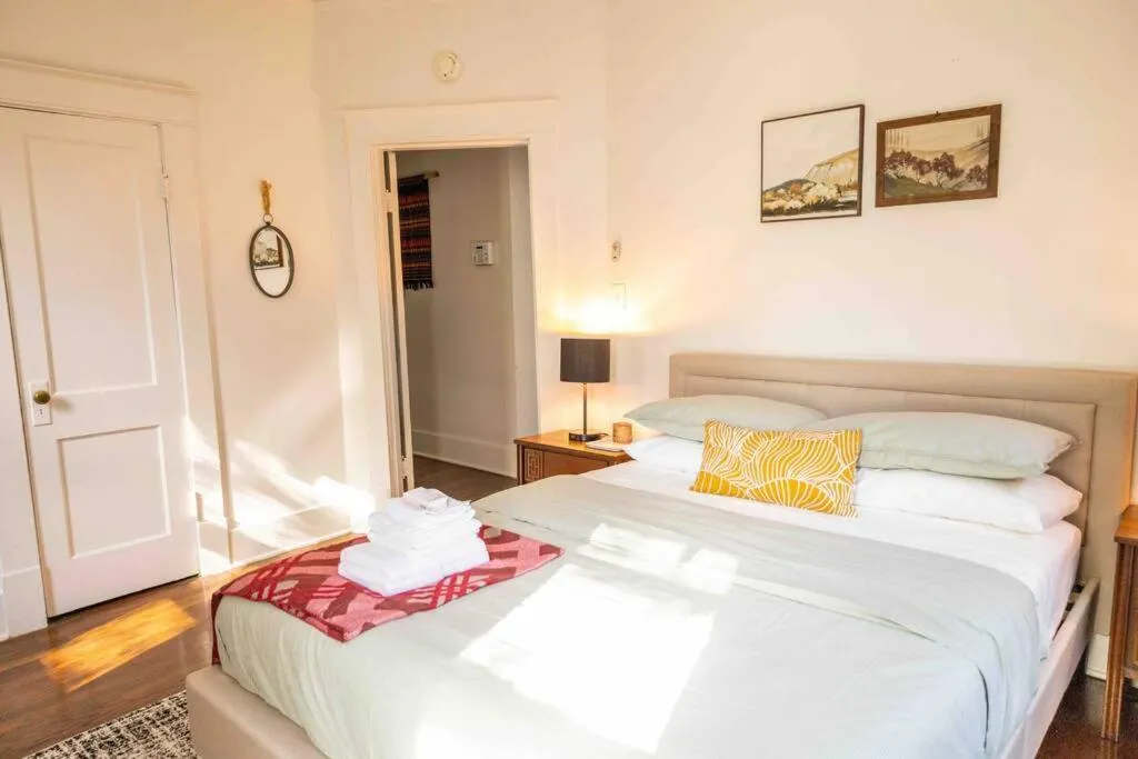 Bed in J Birds’ Bungalow in the heart of Midtown