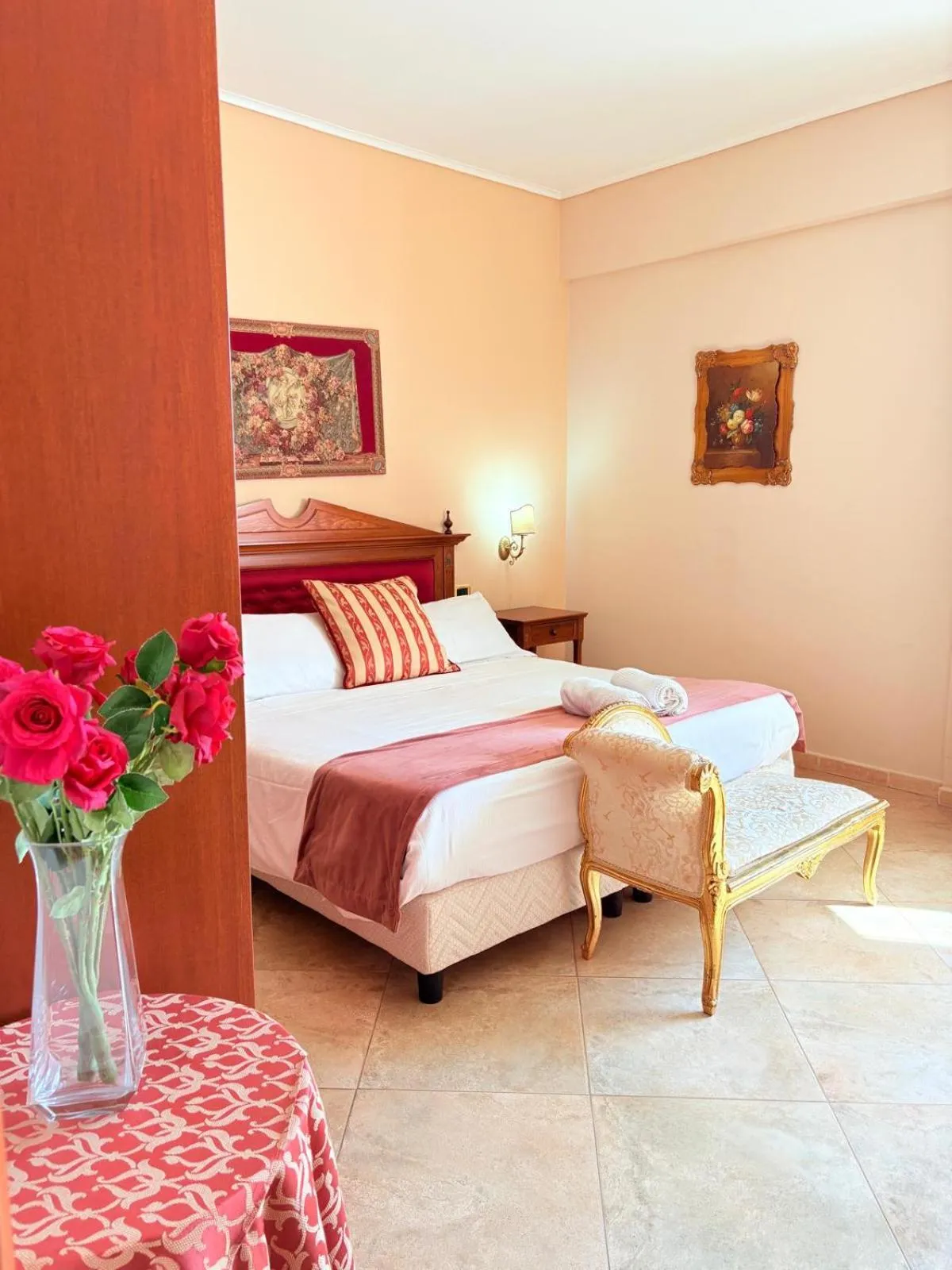 Photo of the whole room, Bed in D'Angelo Palace Hotel