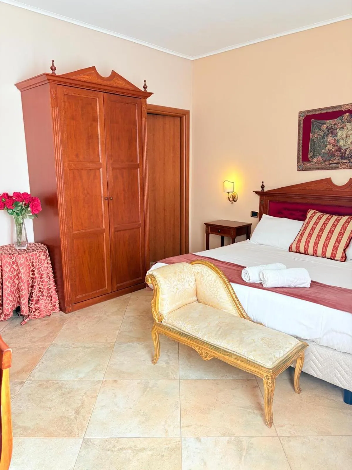 Photo of the whole room, Bed in D'Angelo Palace Hotel