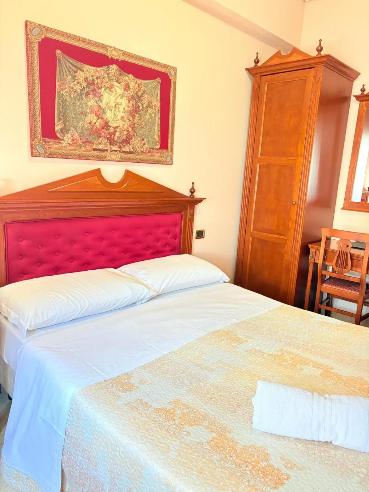 Photo of the whole room, Bed in D'Angelo Palace Hotel