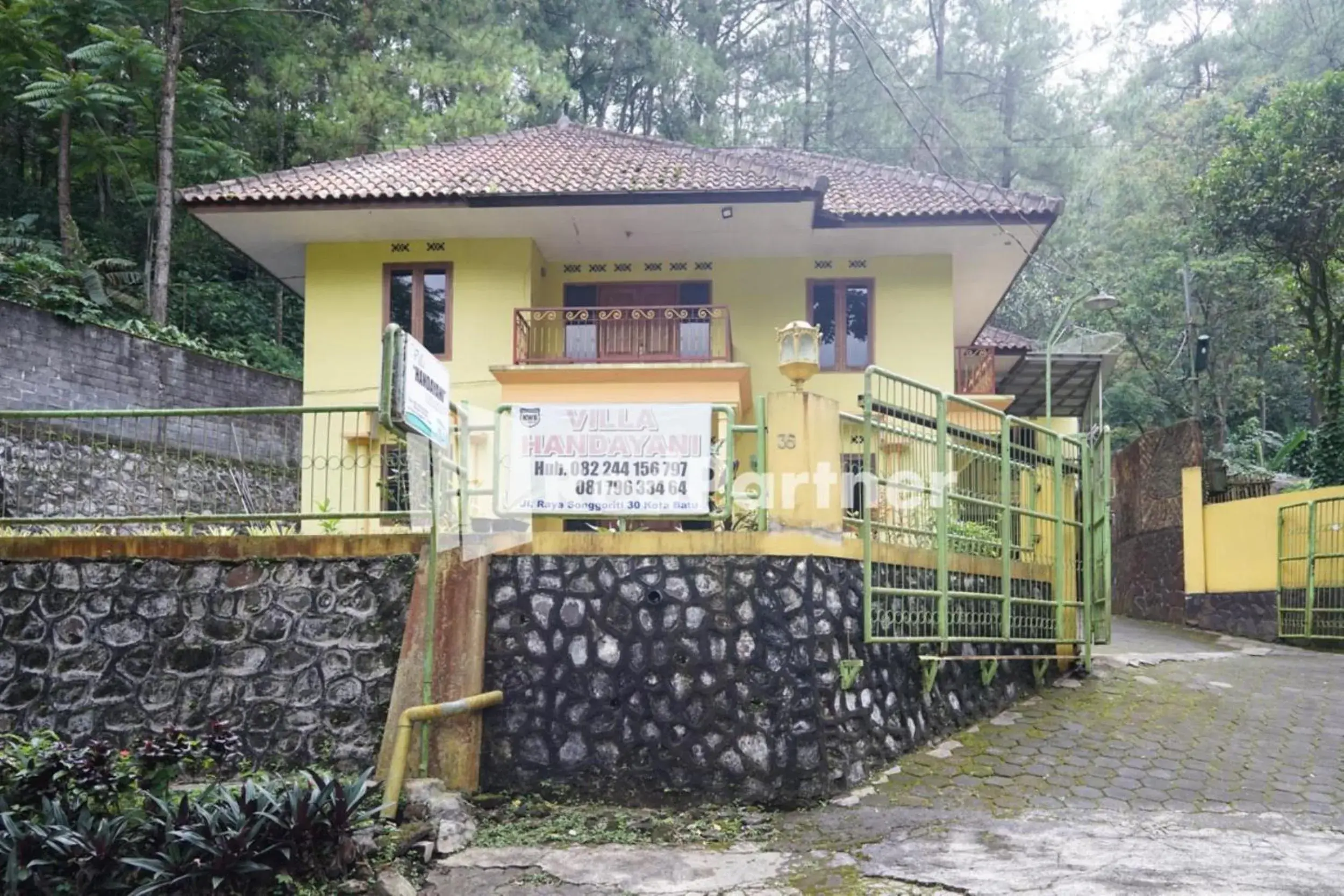 Property building in Villa Handayani Songgoriti RedPartner Property building in Villa Handayani Songgoriti RedPartner