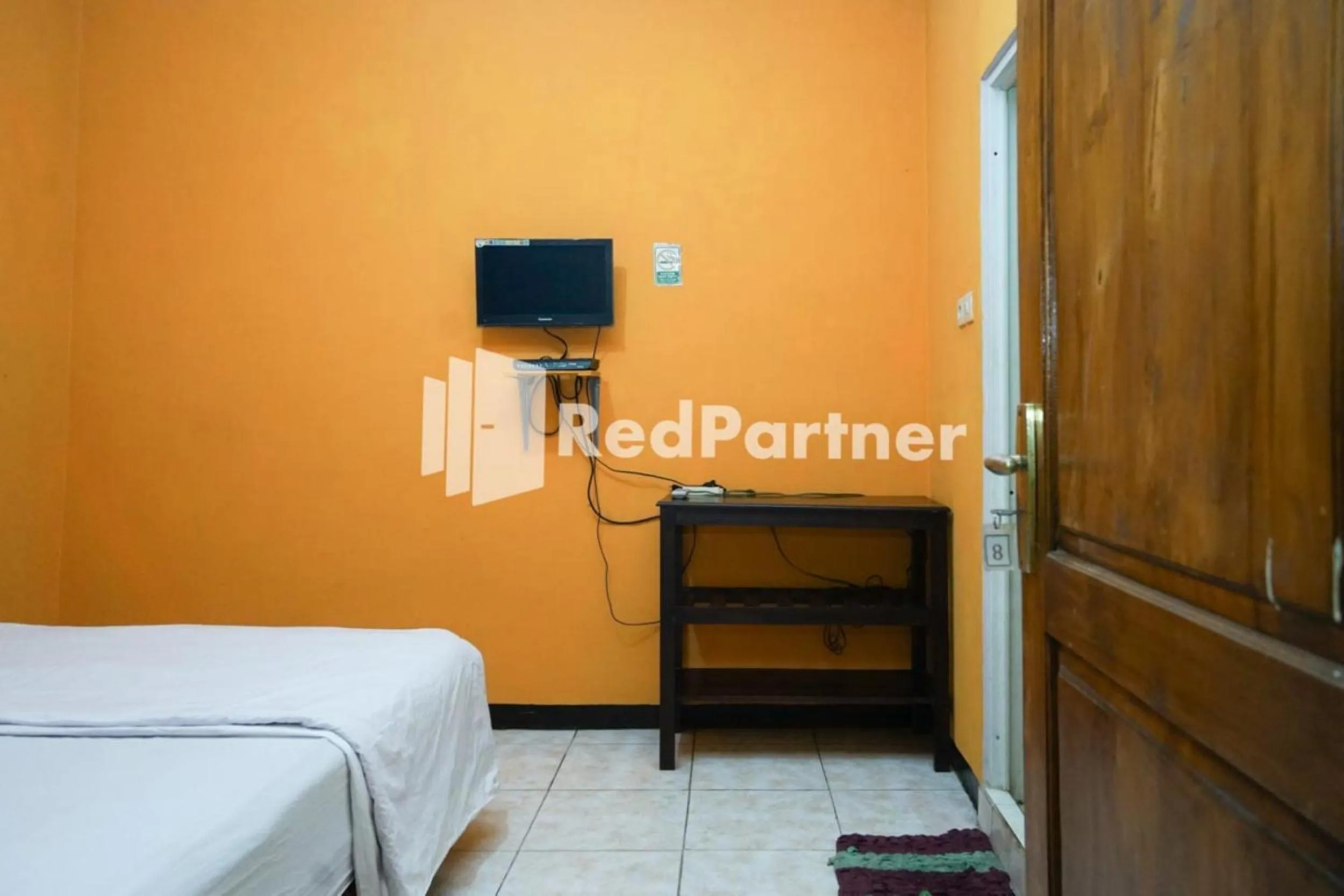TV and multimedia, Bed in Villa Handayani Songgoriti RedPartner