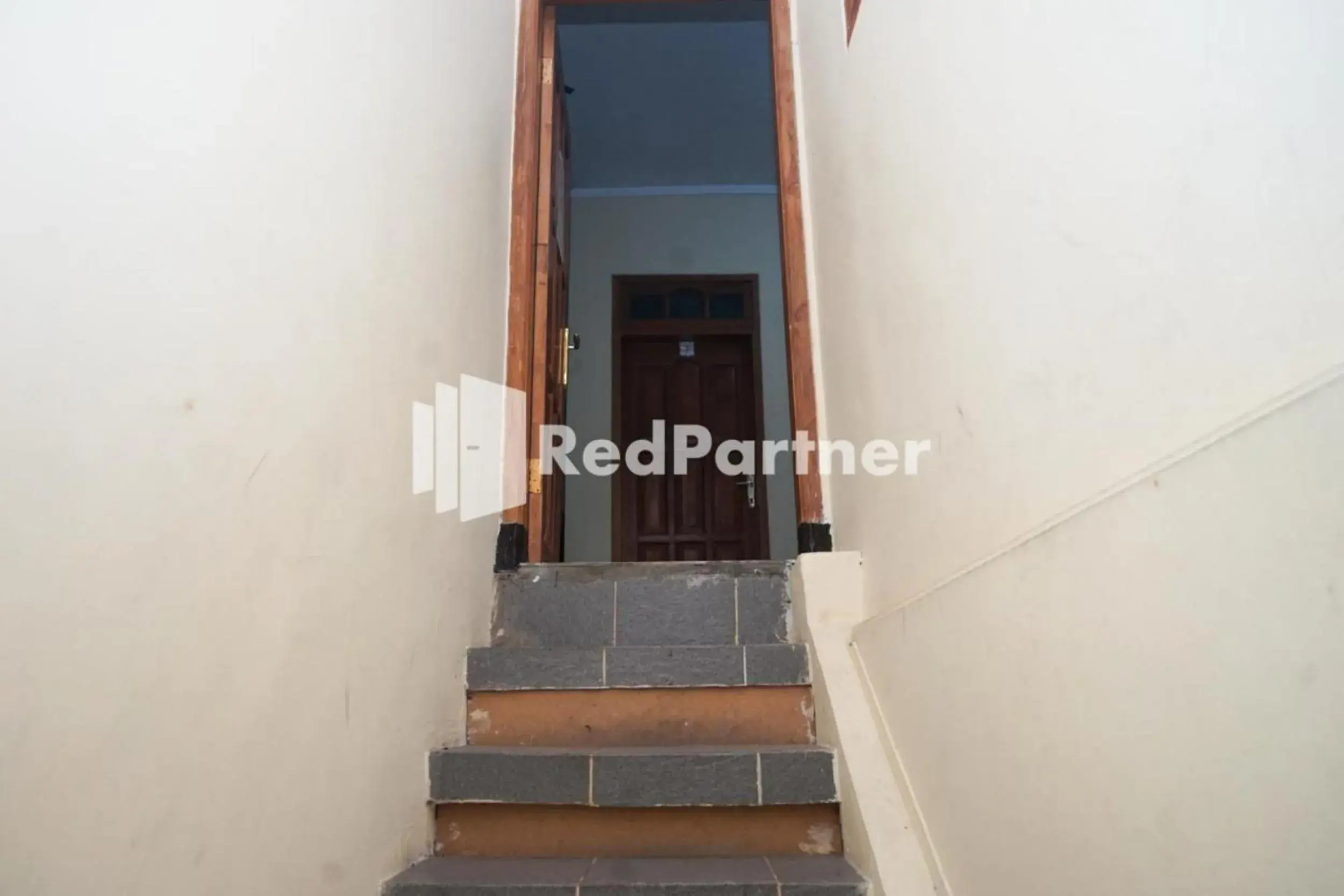 Facade/entrance in Villa Handayani Songgoriti RedPartner Facade/entrance in Villa Handayani Songgoriti RedPartner
