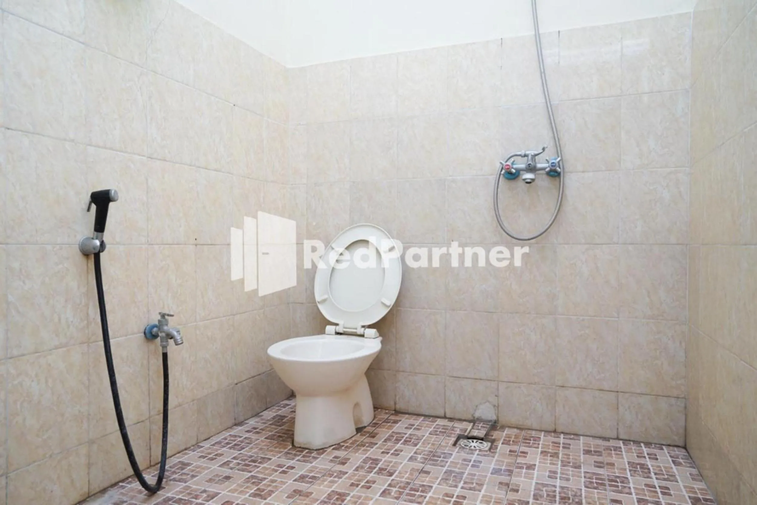 Bathroom in Villa Handayani Songgoriti RedPartner