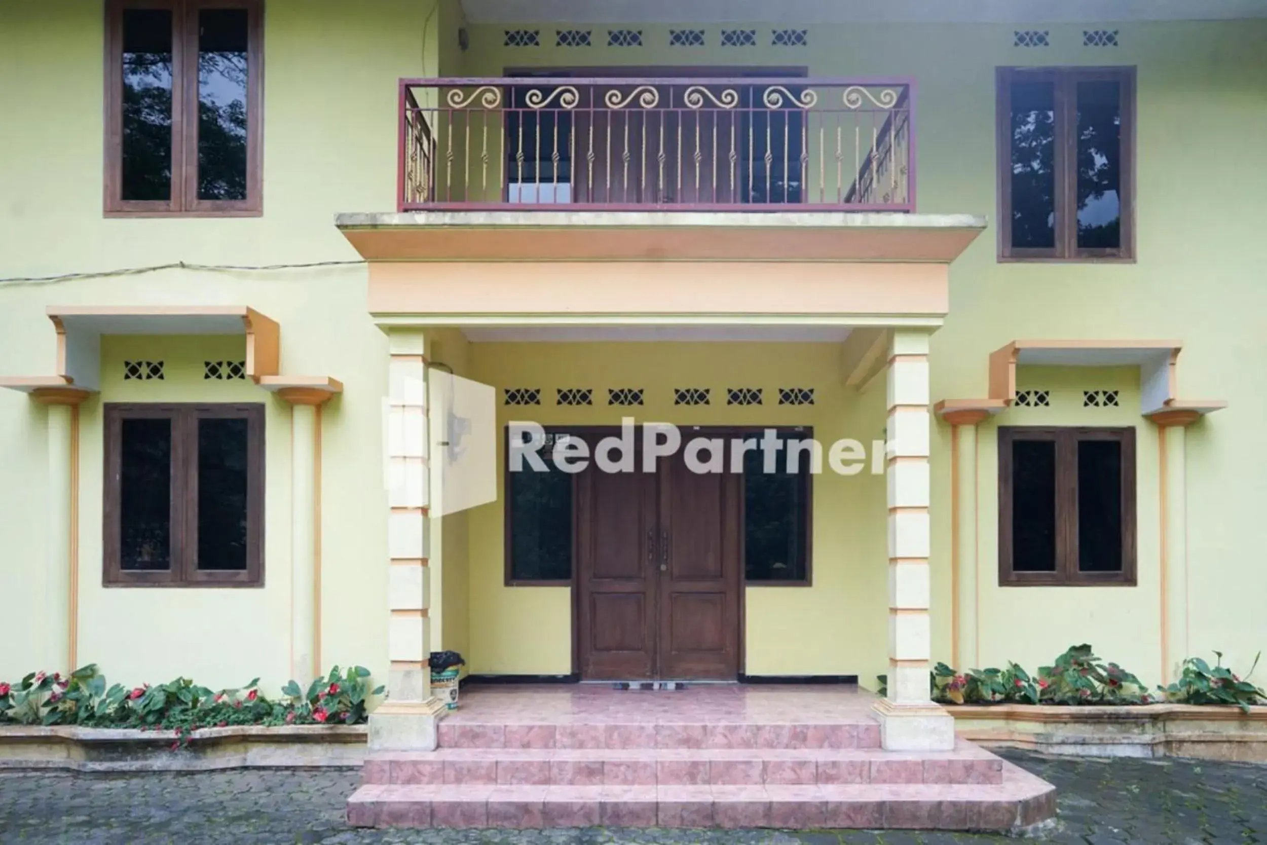 Facade/entrance in Villa Handayani Songgoriti RedPartner Facade/entrance in Villa Handayani Songgoriti RedPartner