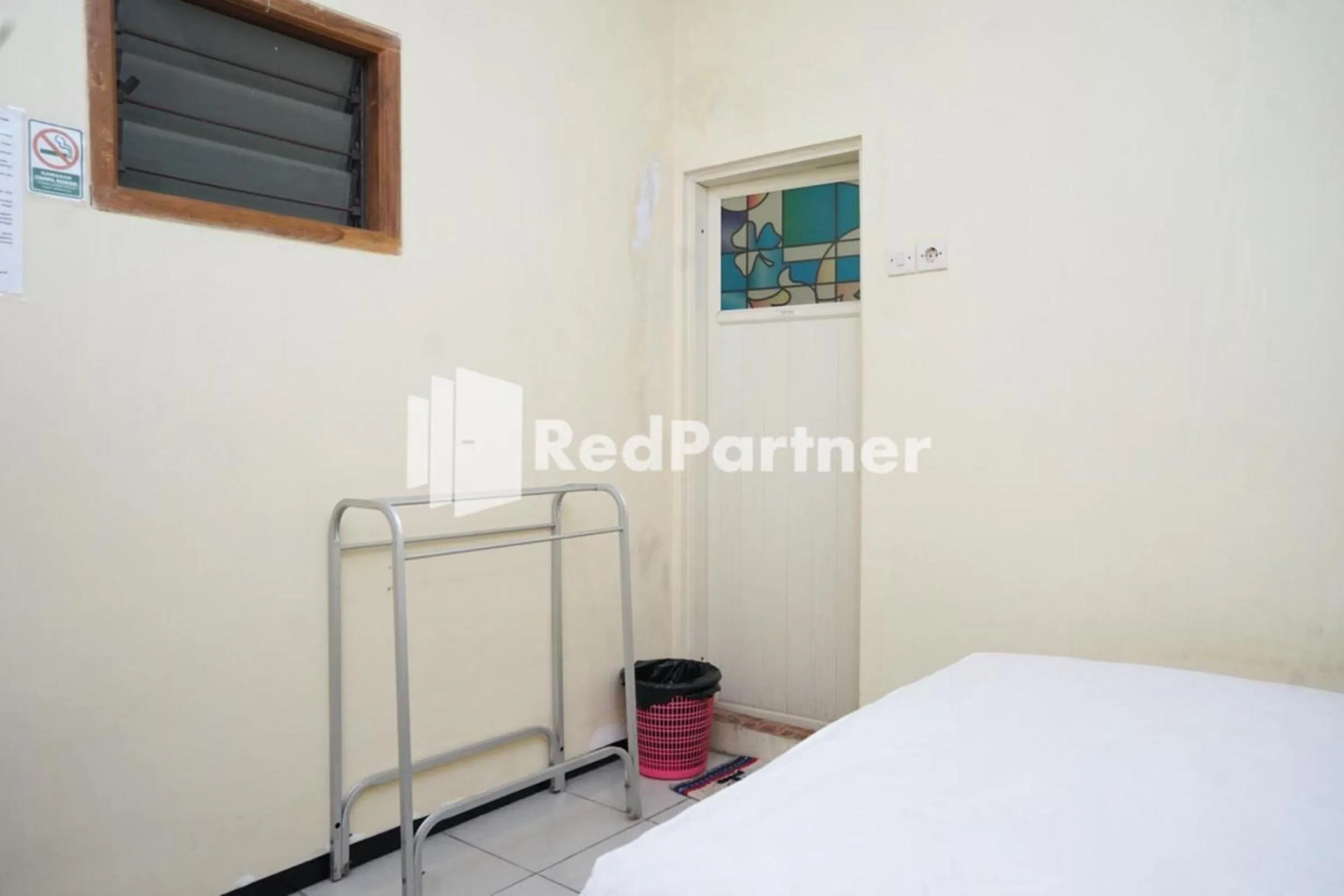TV and multimedia, Bed in Villa Handayani Songgoriti RedPartner