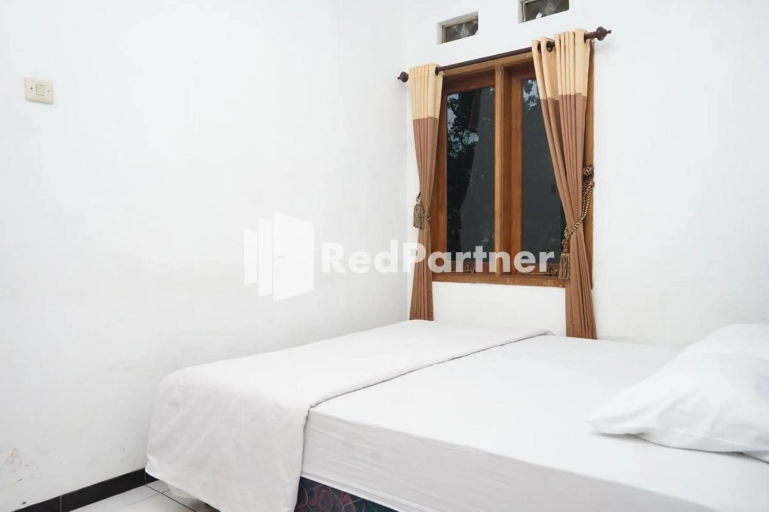 Bed in Villa Handayani Songgoriti RedPartner