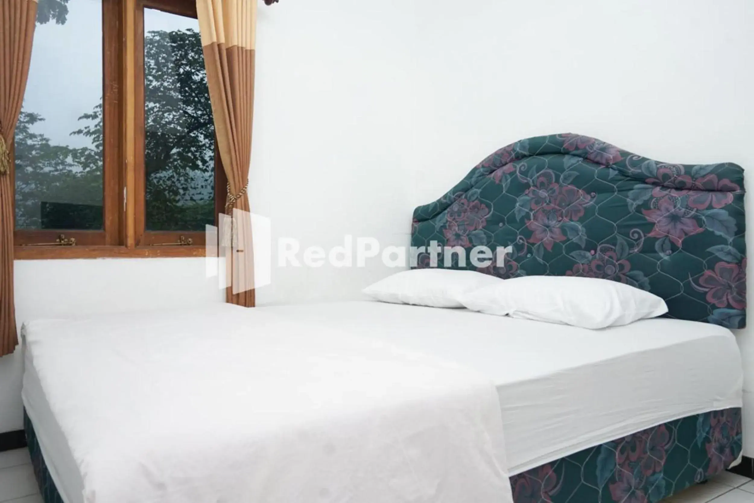 Photo of the whole room, Bed in Villa Handayani Songgoriti RedPartner Photo of the whole room, Bed in Villa Handayani Songgoriti RedPartner