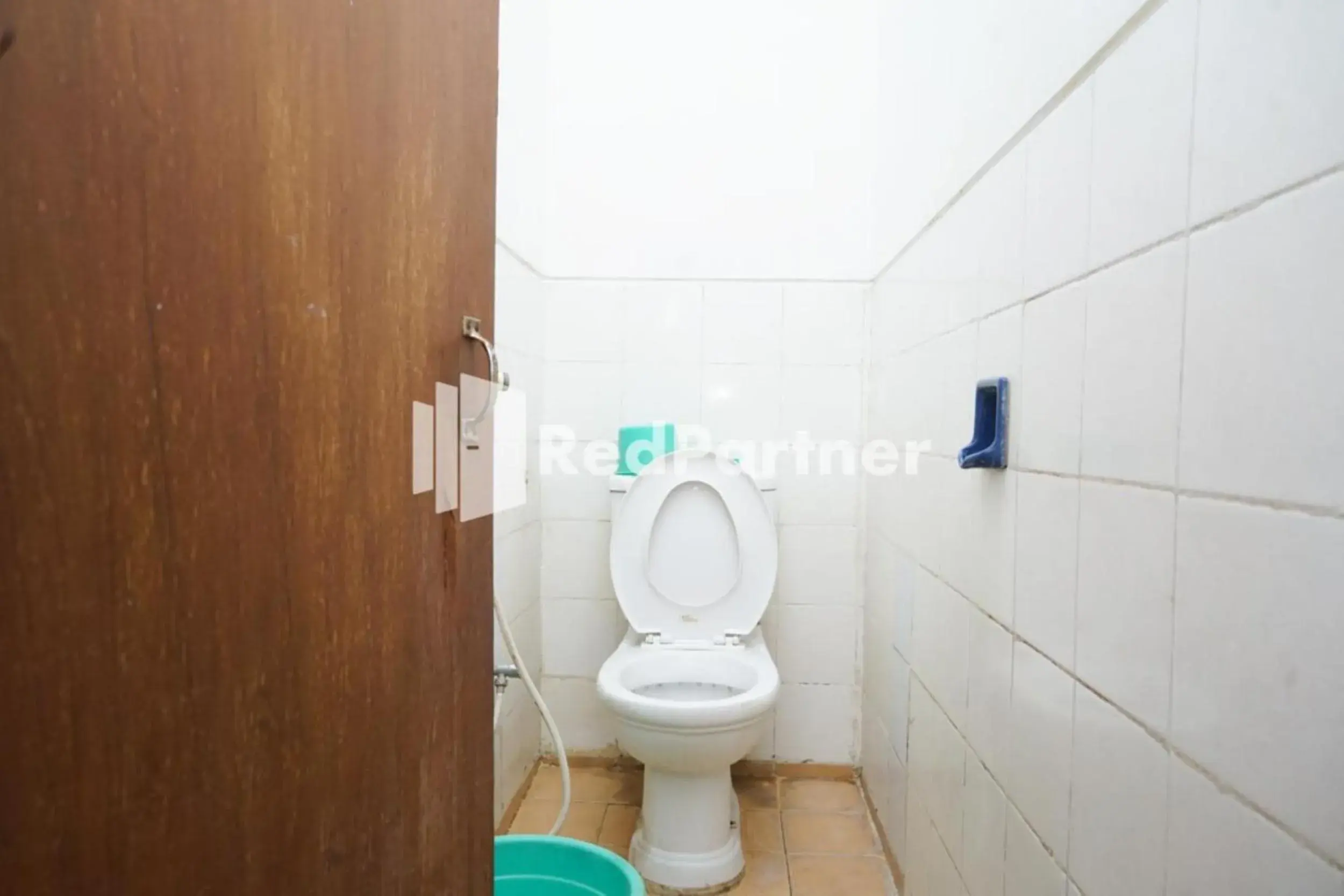 Bathroom in Villa Handayani Songgoriti RedPartner Bathroom in Villa Handayani Songgoriti RedPartner