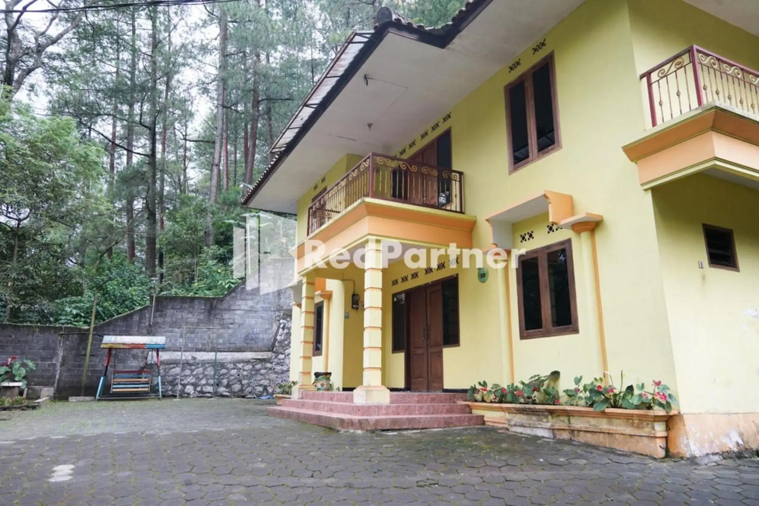 Property building in Villa Handayani Songgoriti RedPartner Property building in Villa Handayani Songgoriti RedPartner