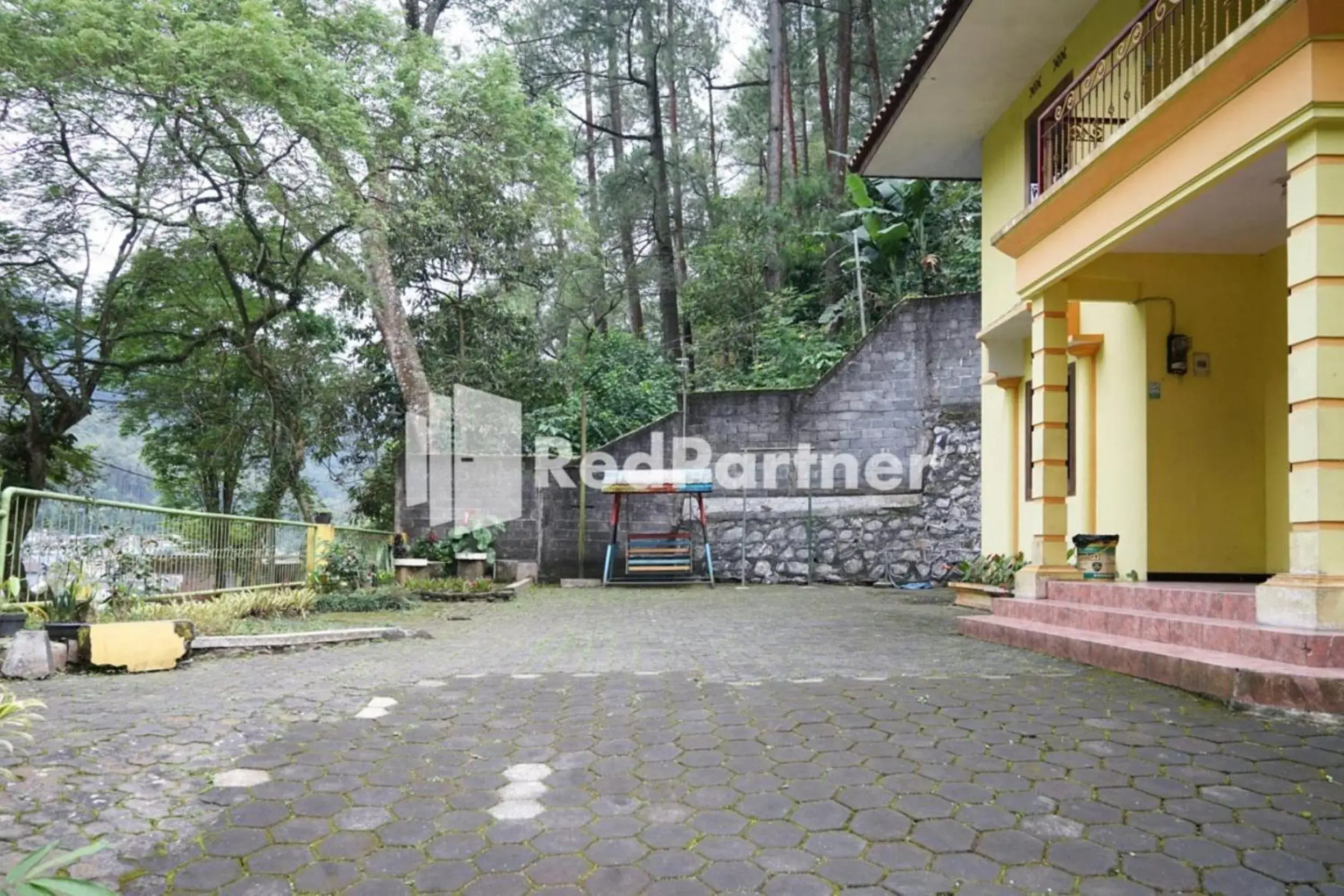 Facade/entrance in Villa Handayani Songgoriti RedPartner Facade/entrance in Villa Handayani Songgoriti RedPartner