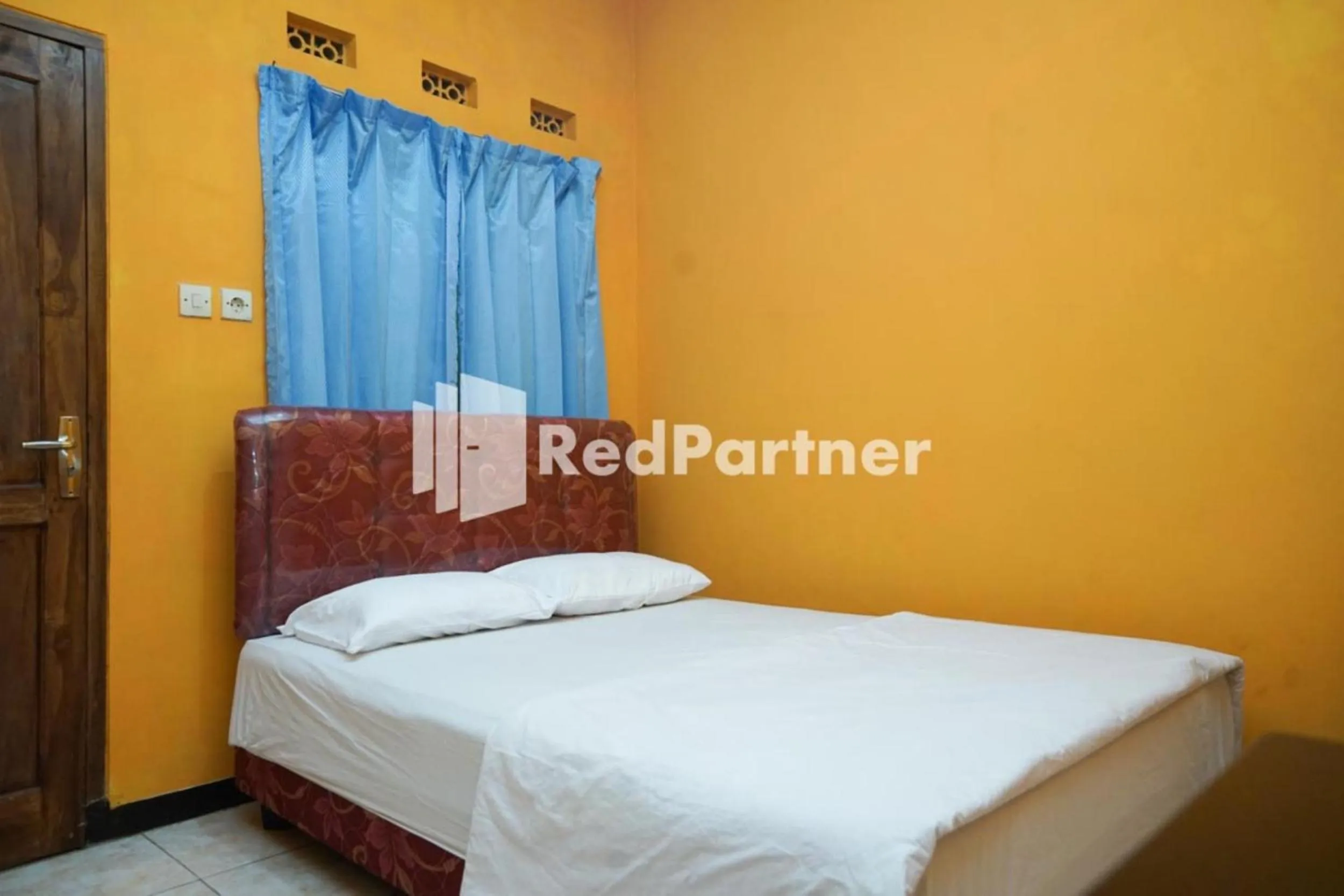 Photo of the whole room, Bed in Villa Handayani Songgoriti RedPartner