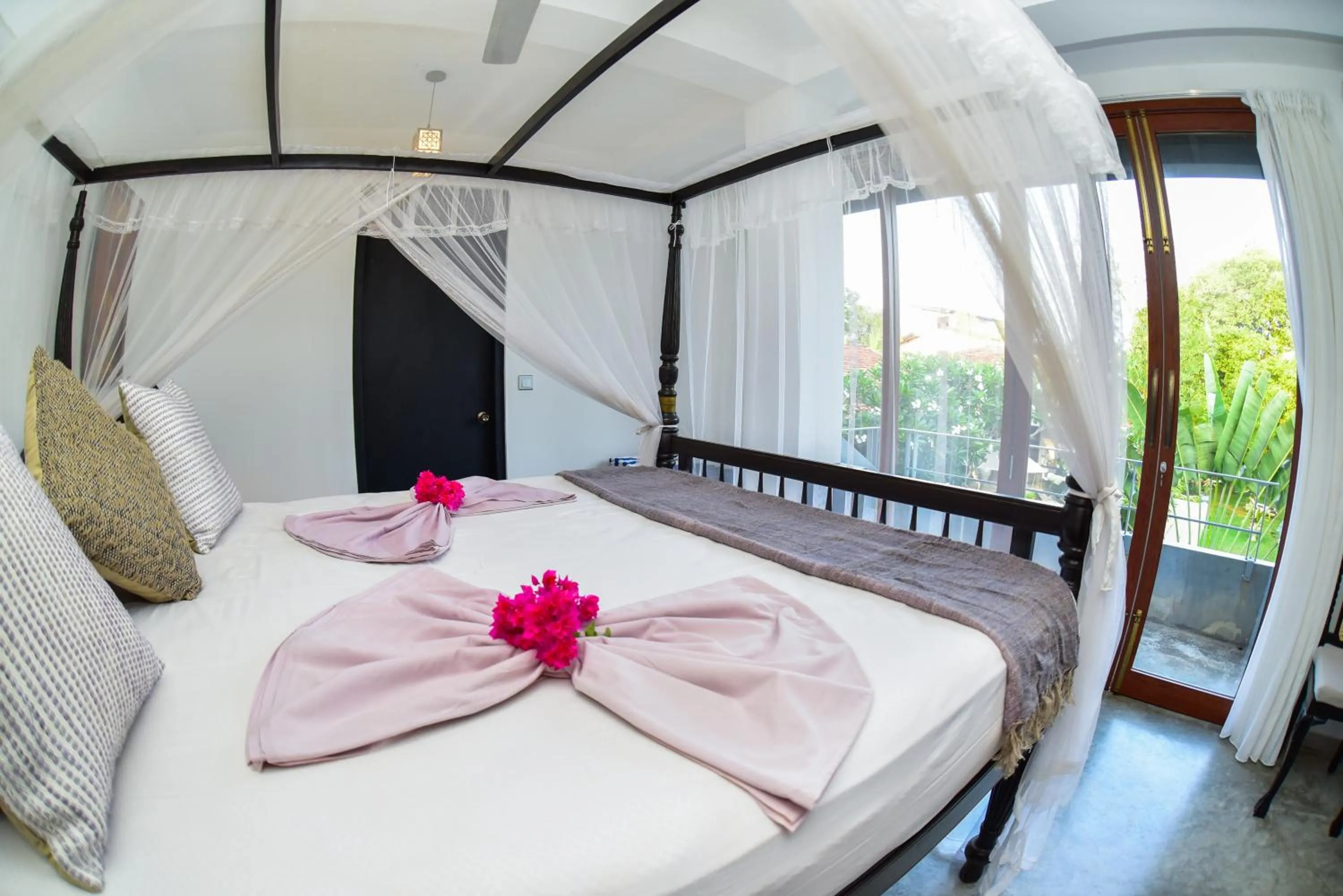 Bed in TROPICAL HOUSE - Jungleside Villa