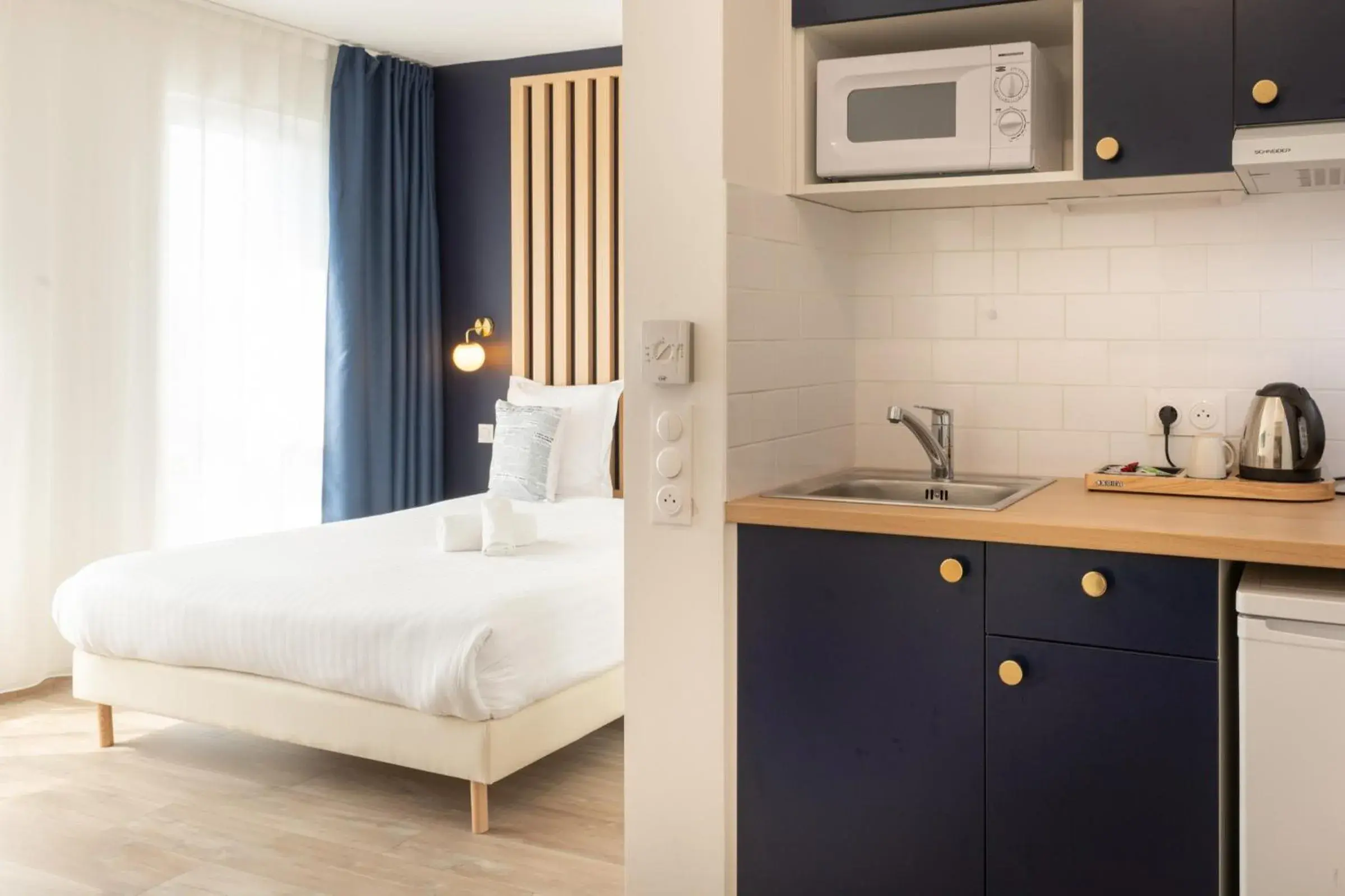 Kitchen or kitchenette, Bed in The Originals Résidence Le Monde Paris Ivry Confluence Kitchen or kitchenette, Bed in The Originals Résidence Le Monde Paris Ivry Confluence