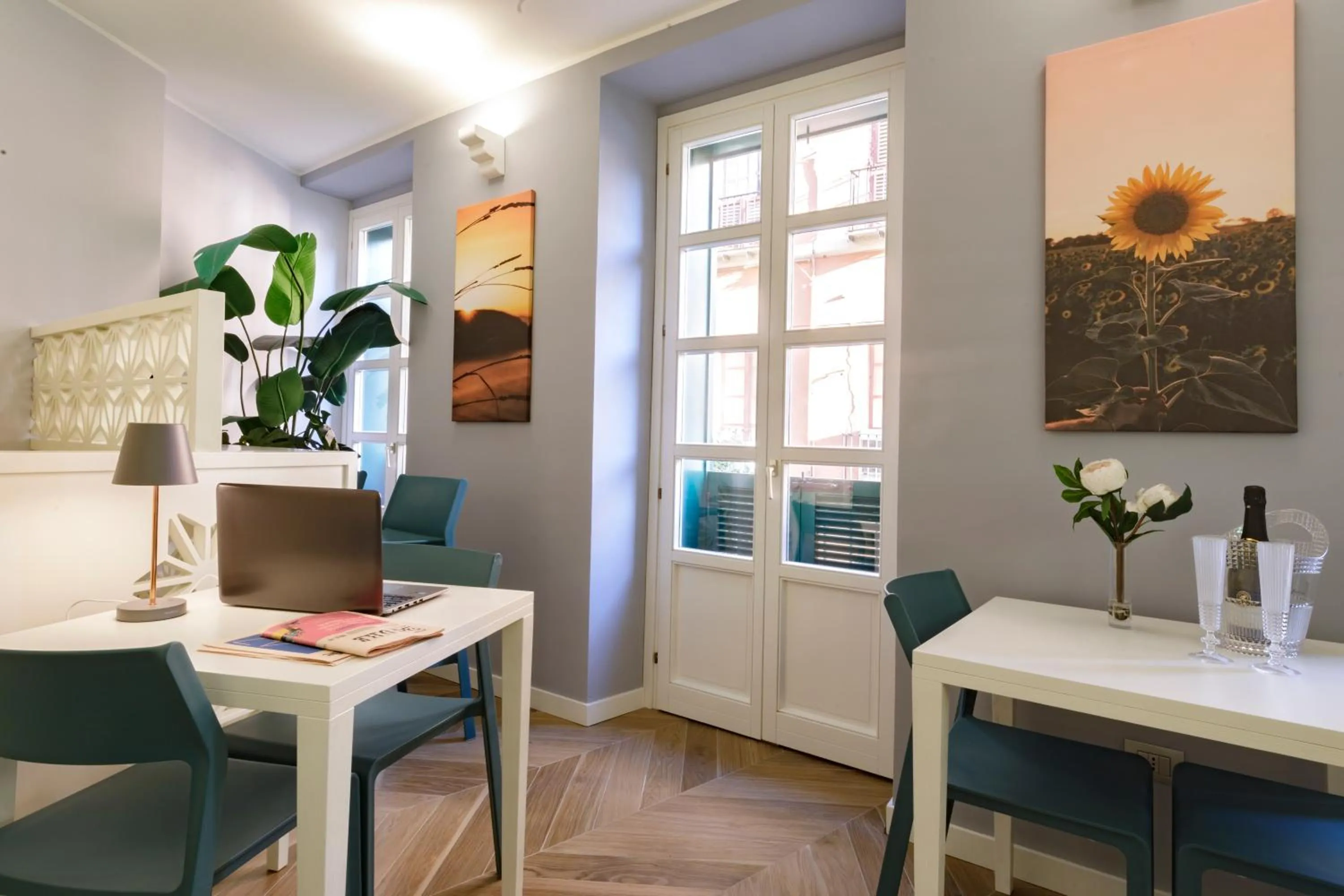 Communal lounge/ TV room in Hotel Baylle