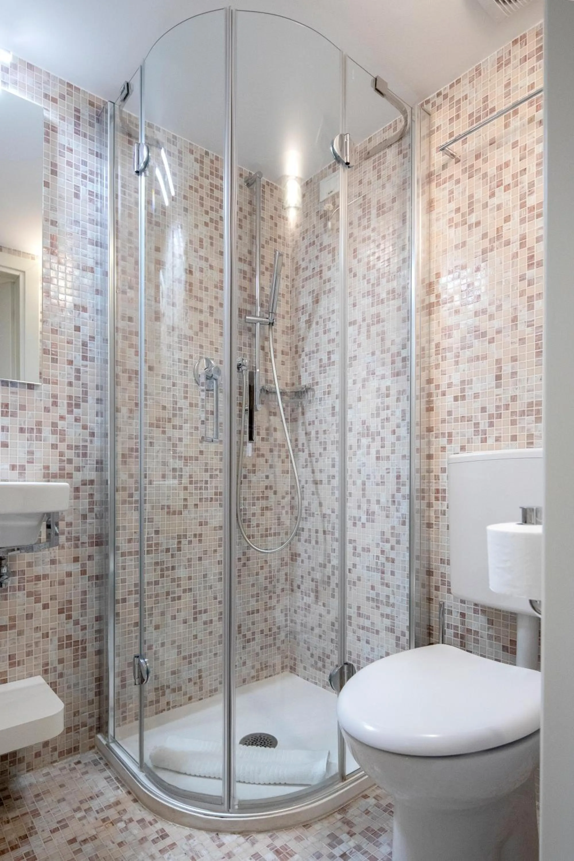 Shower in Alle Guglie Boutique Hotel