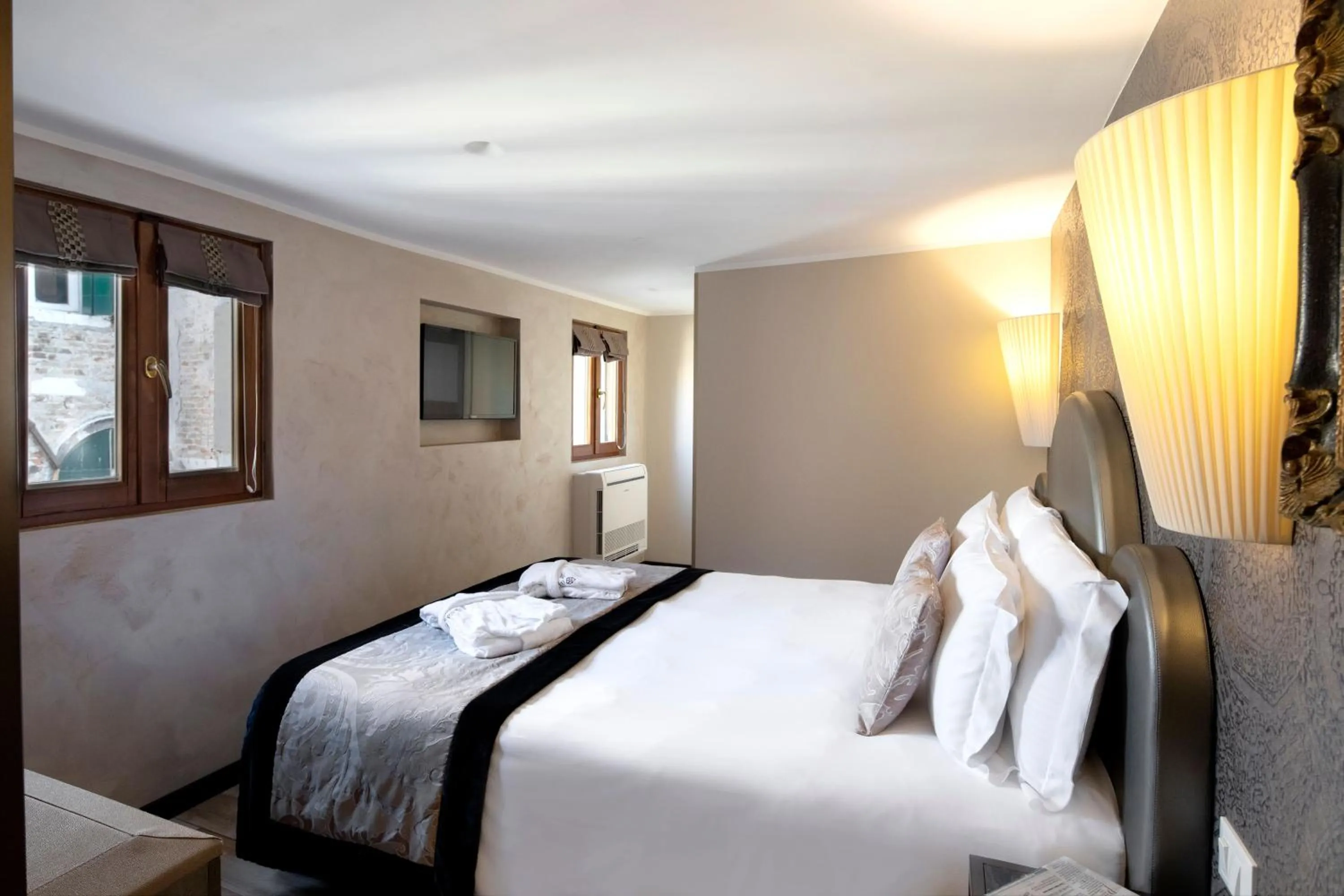 Photo of the whole room, Bed in Alle Guglie Boutique Hotel