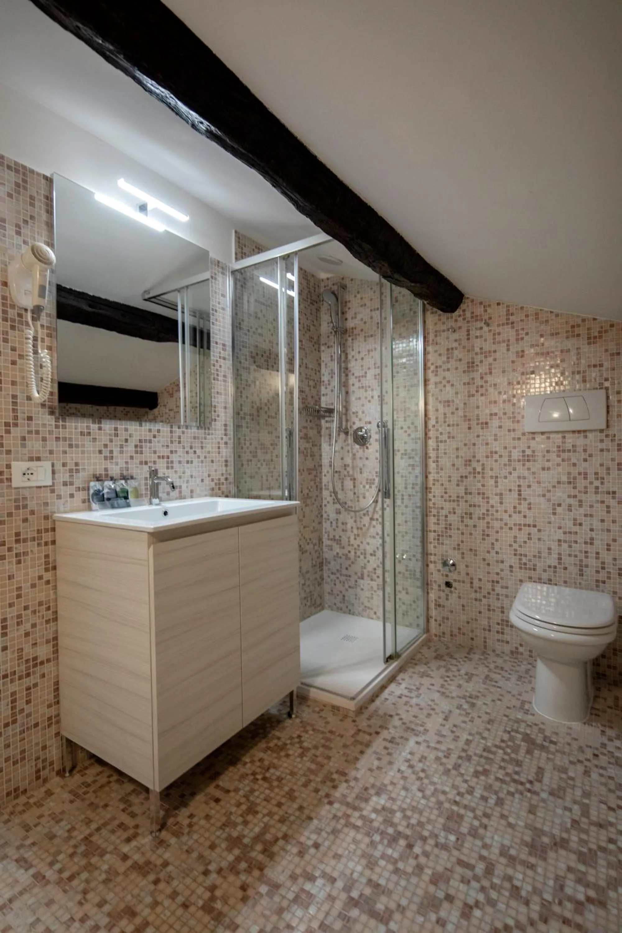 Shower in Alle Guglie Boutique Hotel