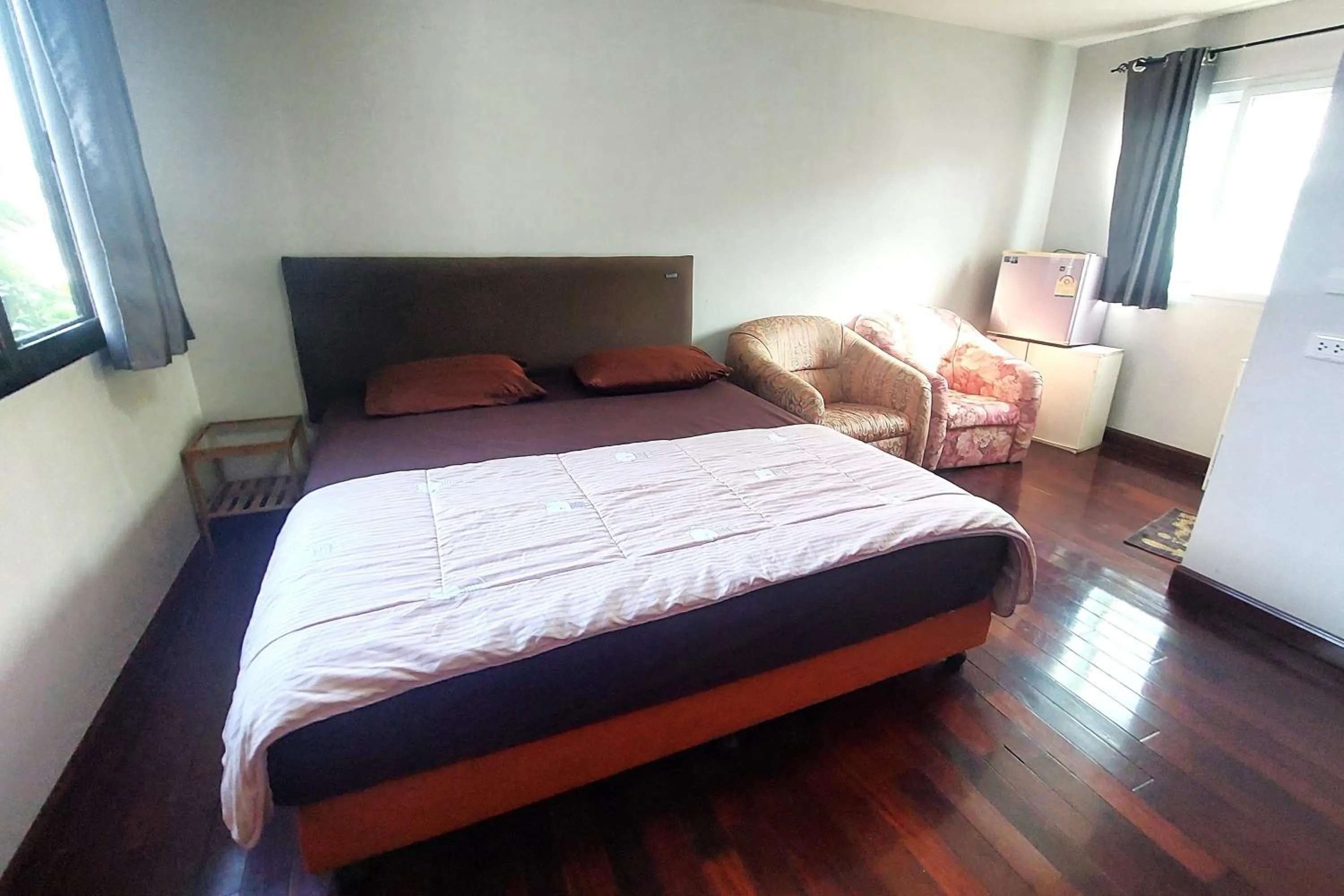 Bed in OYO 75396 Look Shine Apartment