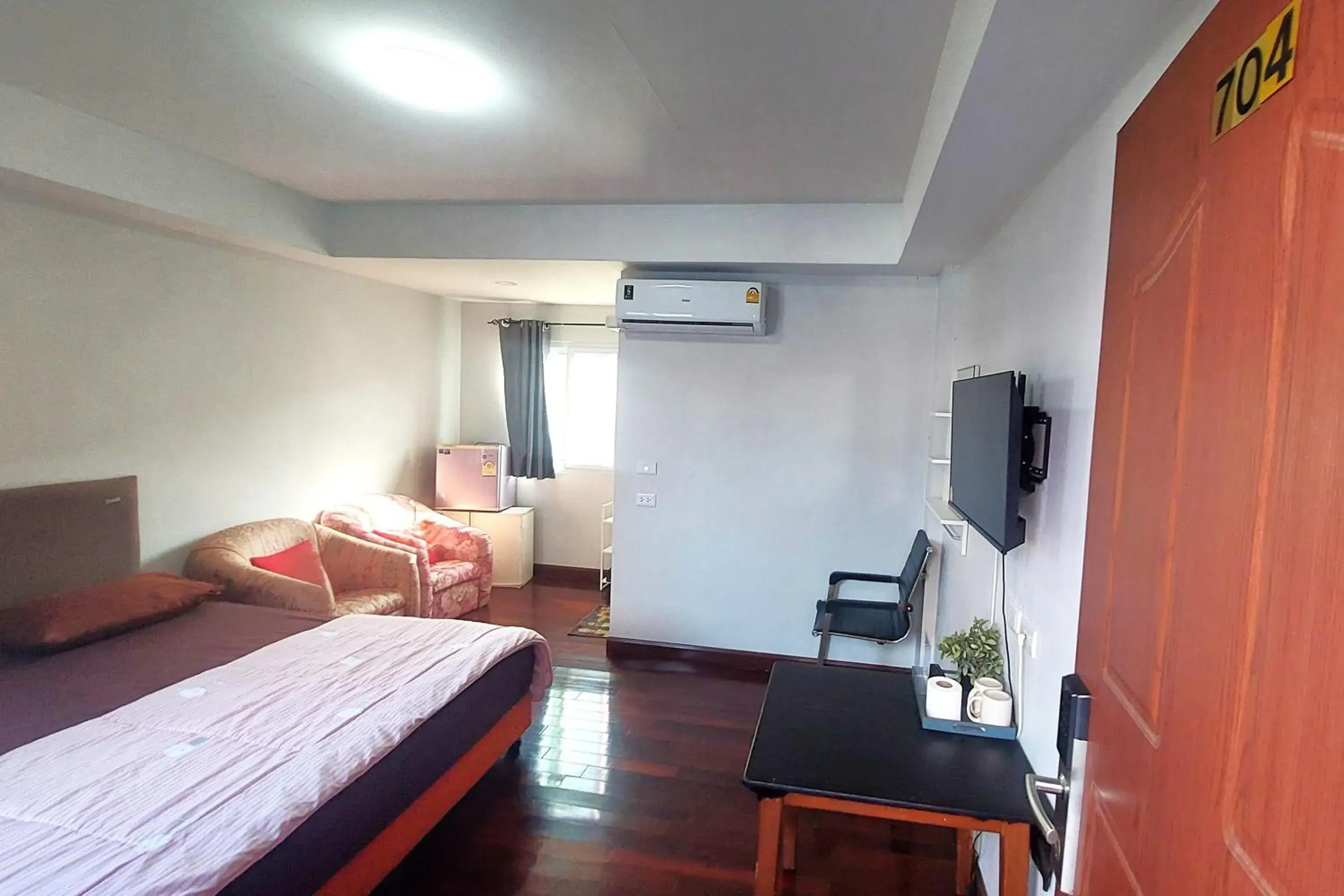 Bed in OYO 75396 Look Shine Apartment Bed in OYO 75396 Look Shine Apartment