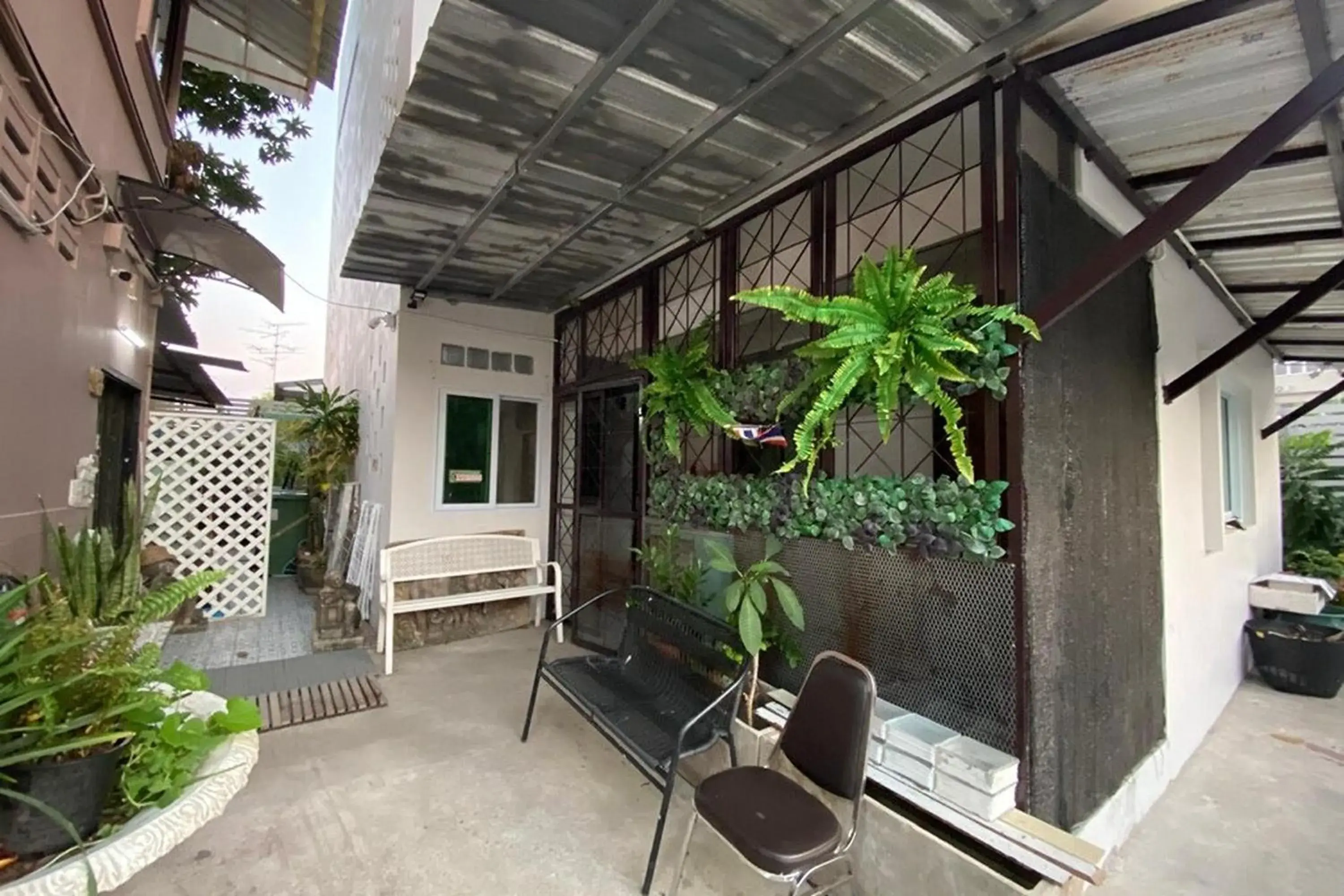 Property building in OYO 75396 Look Shine Apartment Property building in OYO 75396 Look Shine Apartment