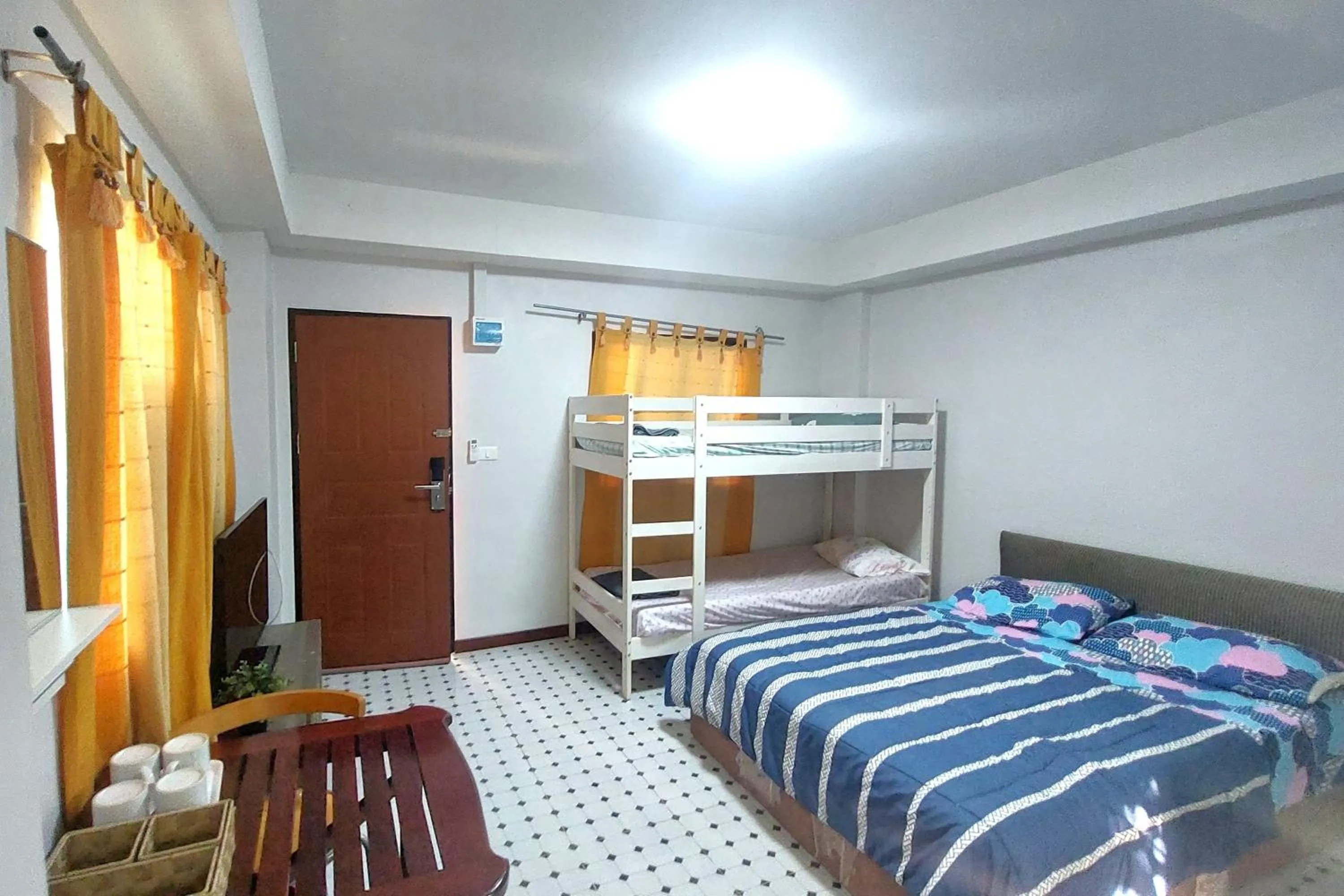 Bed in OYO 75396 Look Shine Apartment