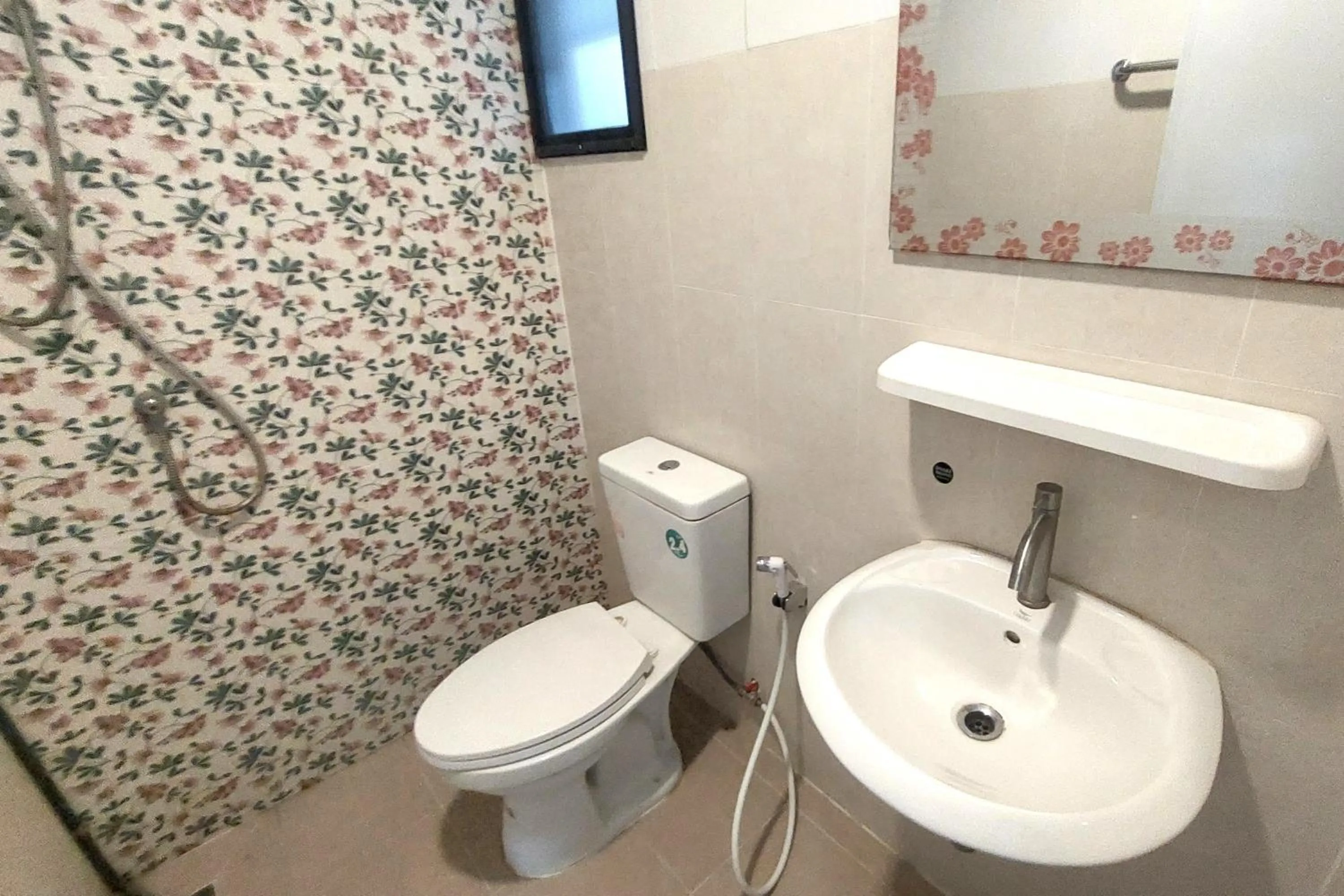 Bathroom in OYO 75396 Look Shine Apartment