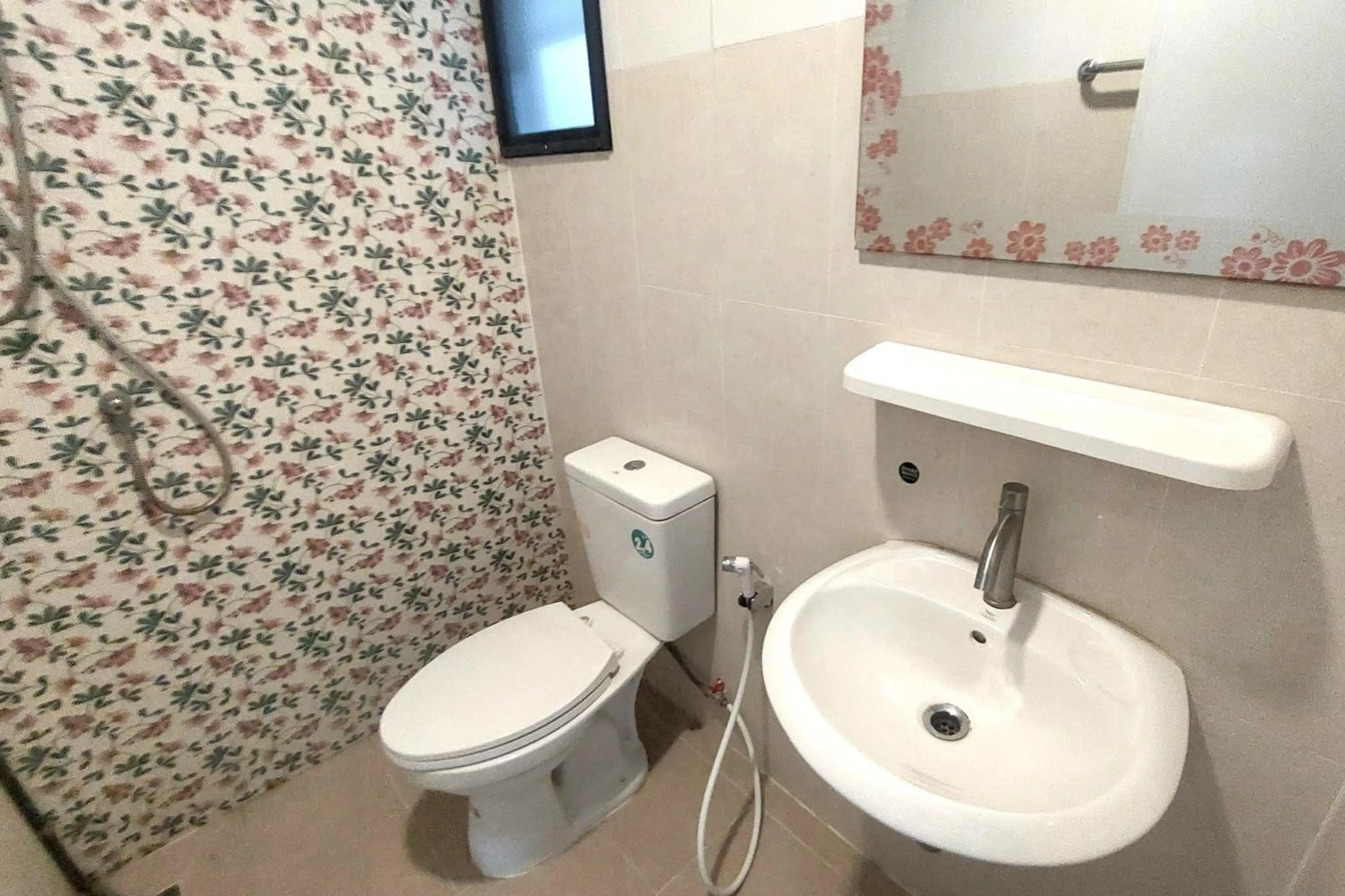 Bathroom in OYO 75396 Look Shine Apartment