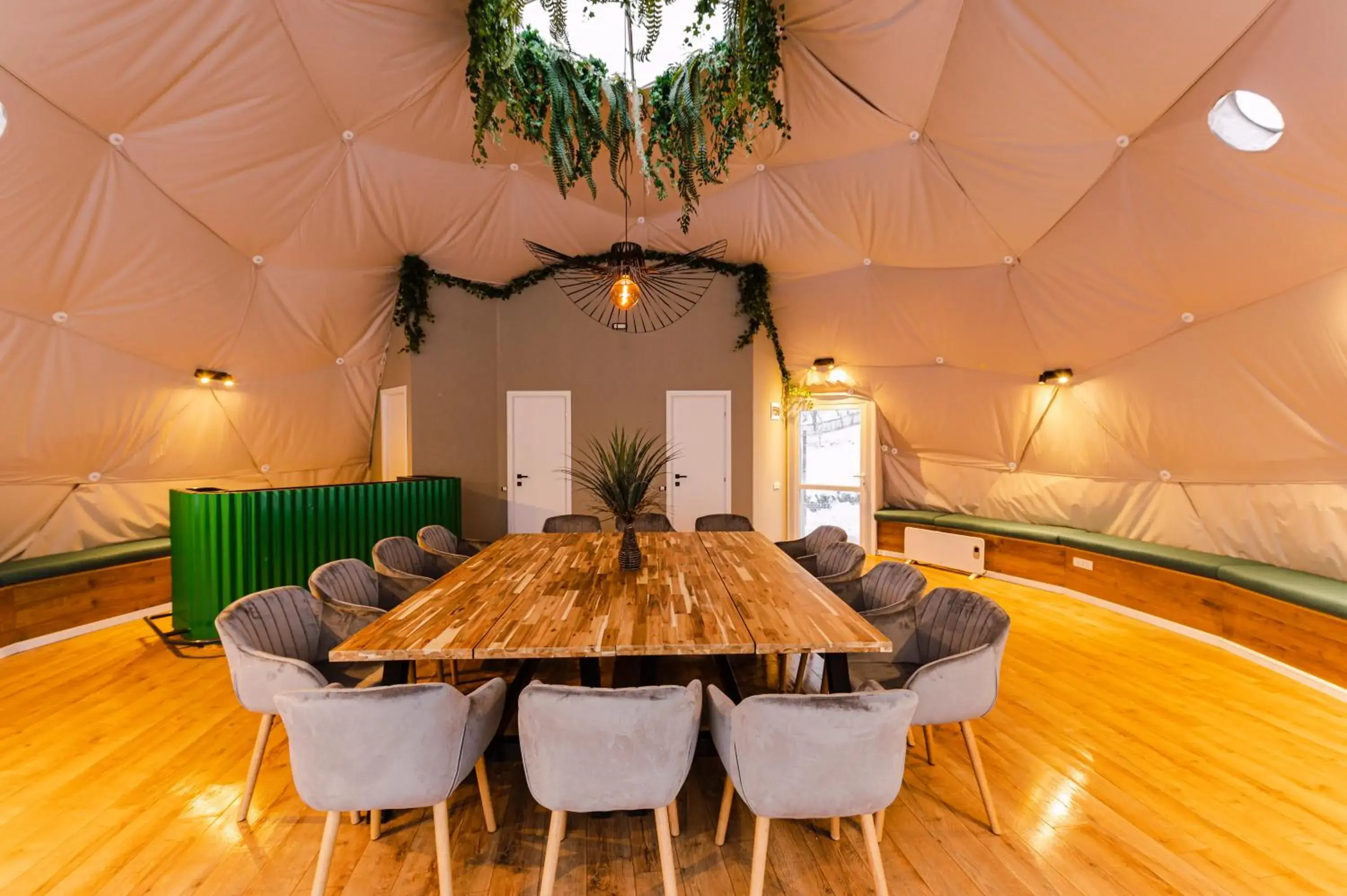 Restaurant/places to eat in Moon Village Comarnic Restaurant/places to eat in Moon Village Comarnic