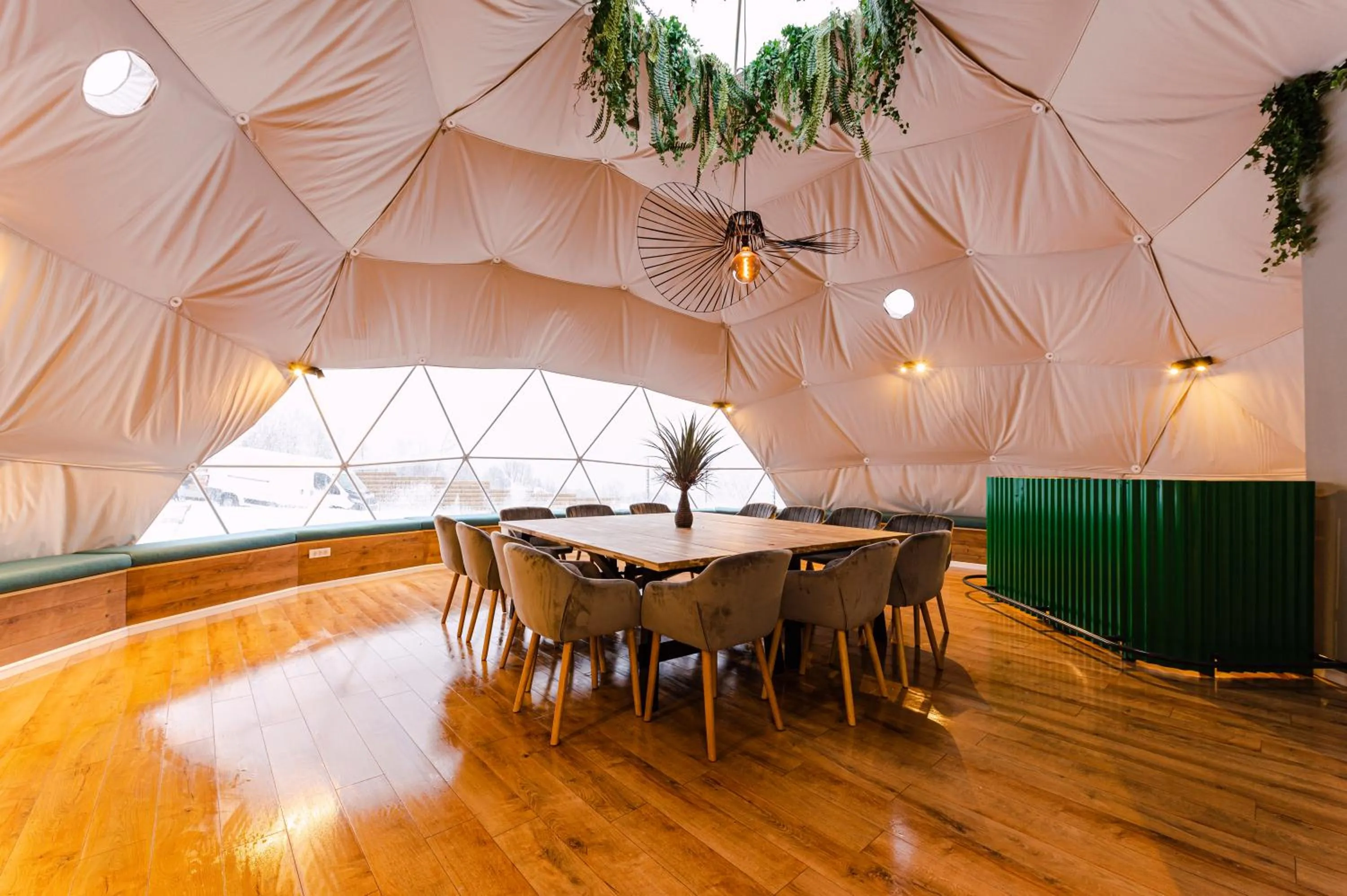 Restaurant/places to eat in Moon Village Comarnic