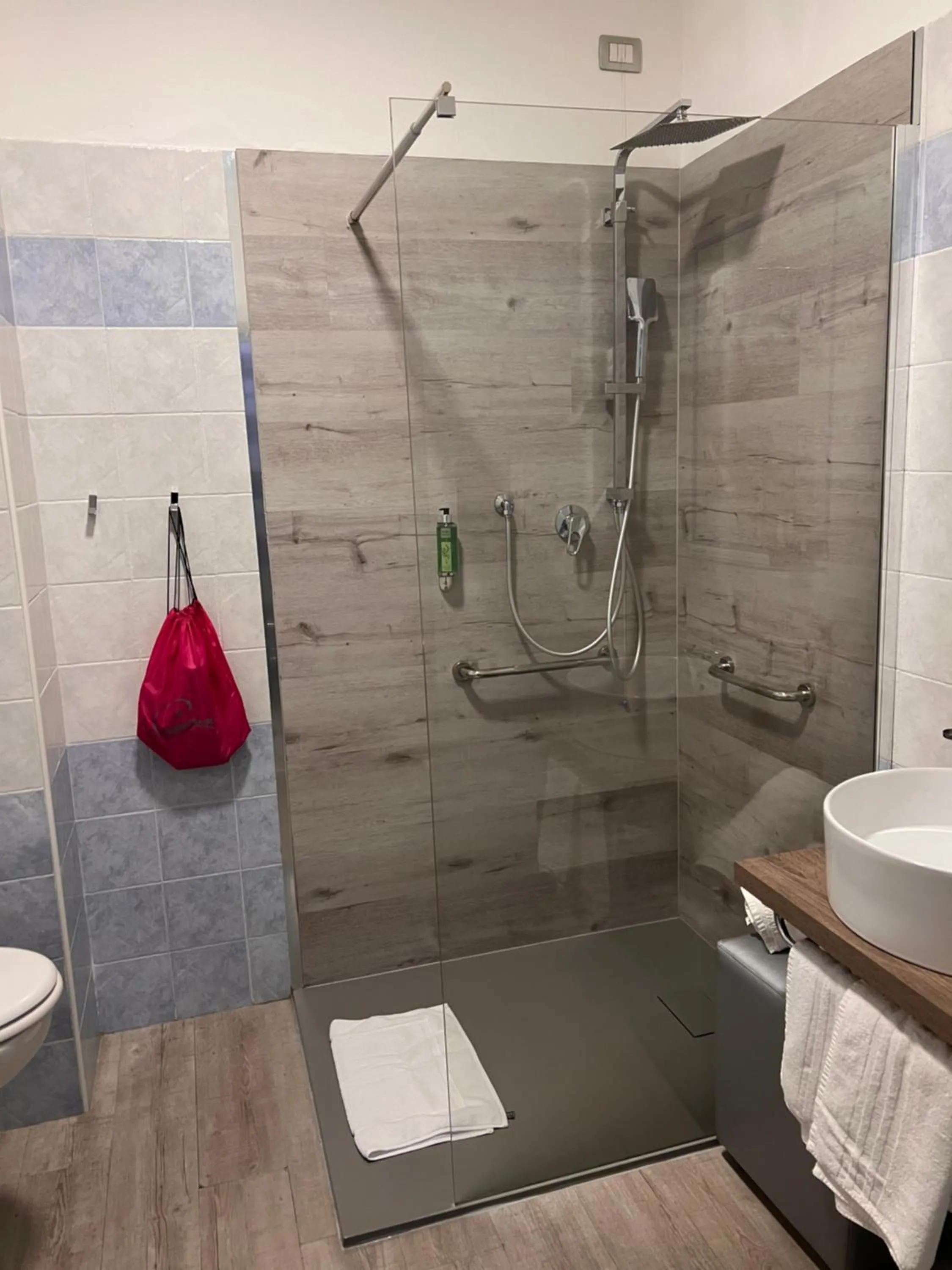 Shower in Hotel Canarino