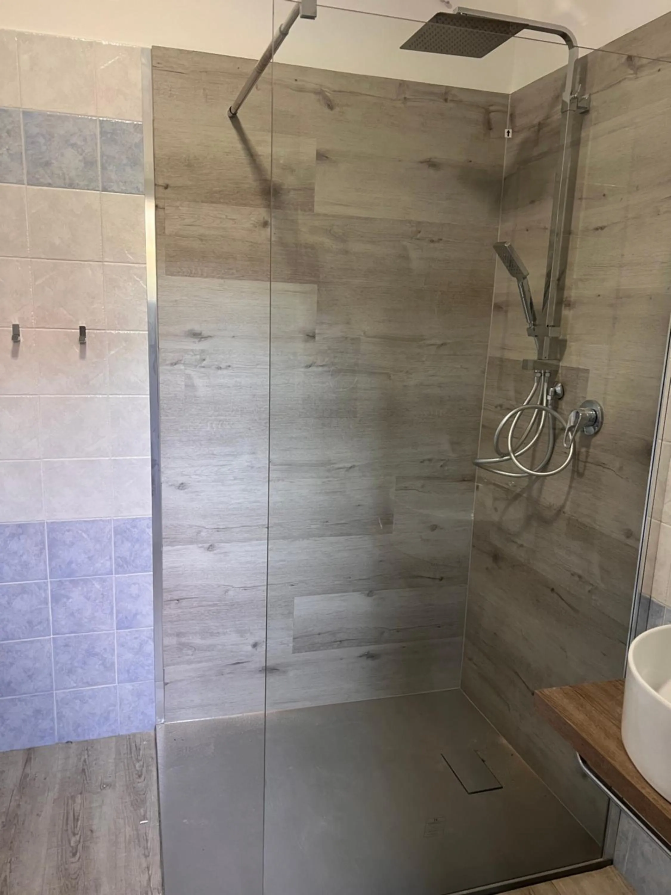 Shower in Hotel Canarino