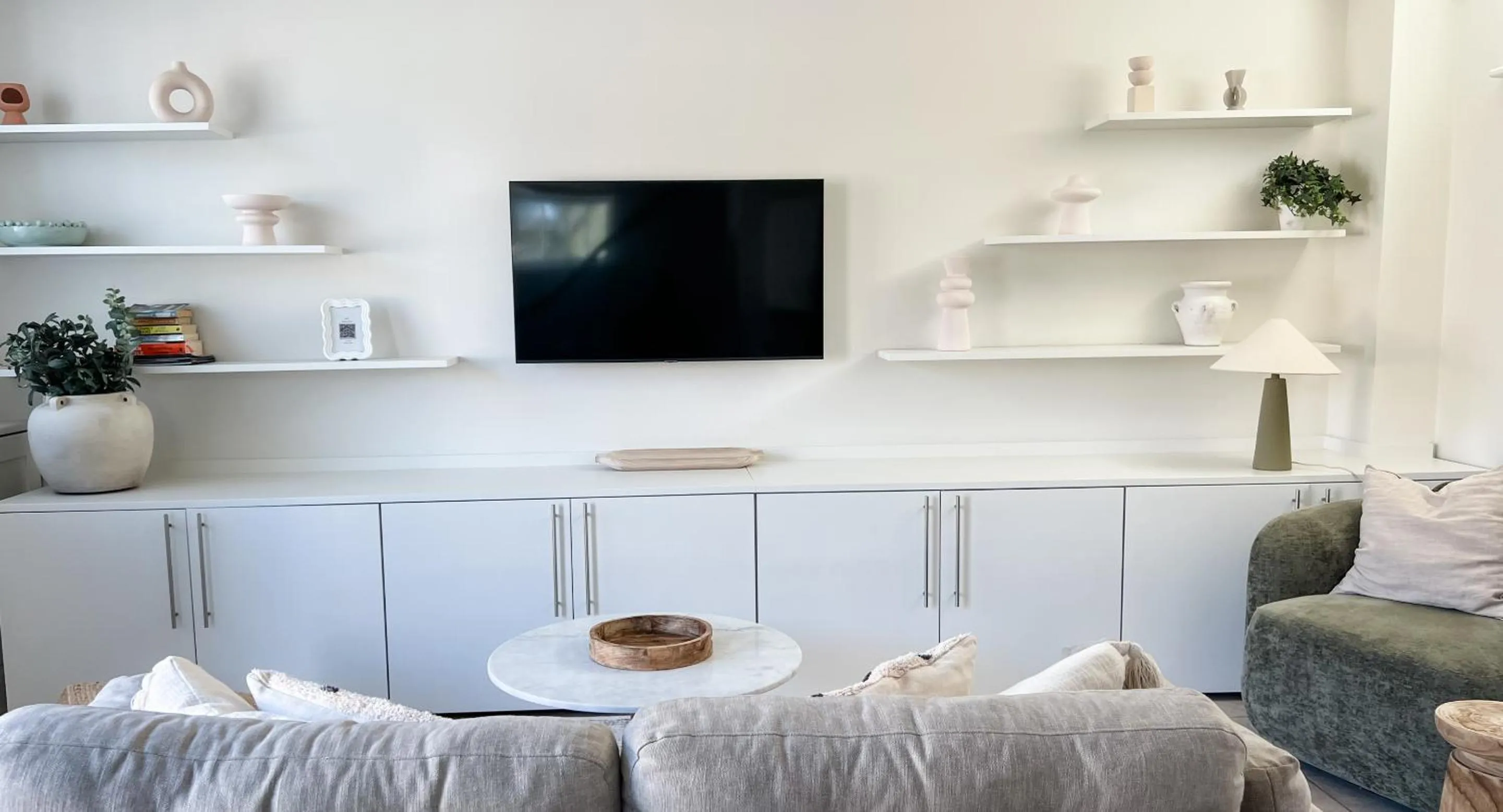 Living room in Windsor Mews by Stay Focused SA