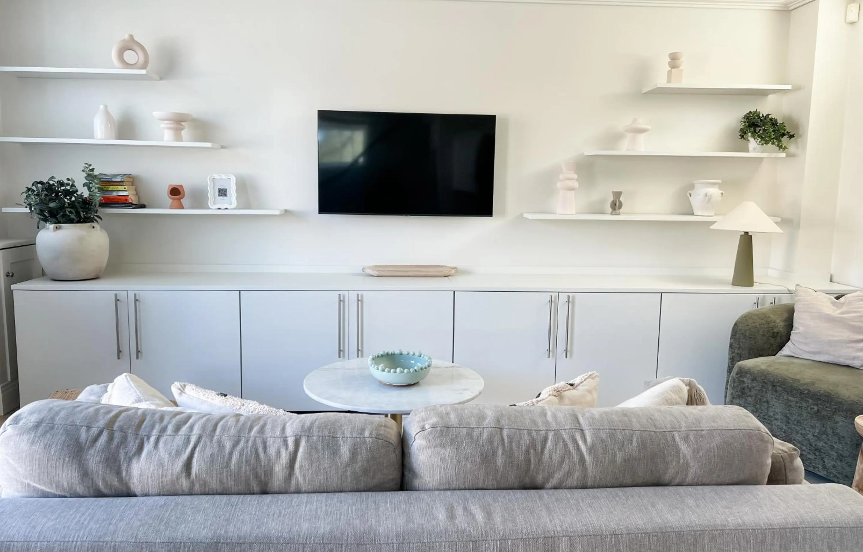 Living room in Windsor Mews by Stay Focused SA