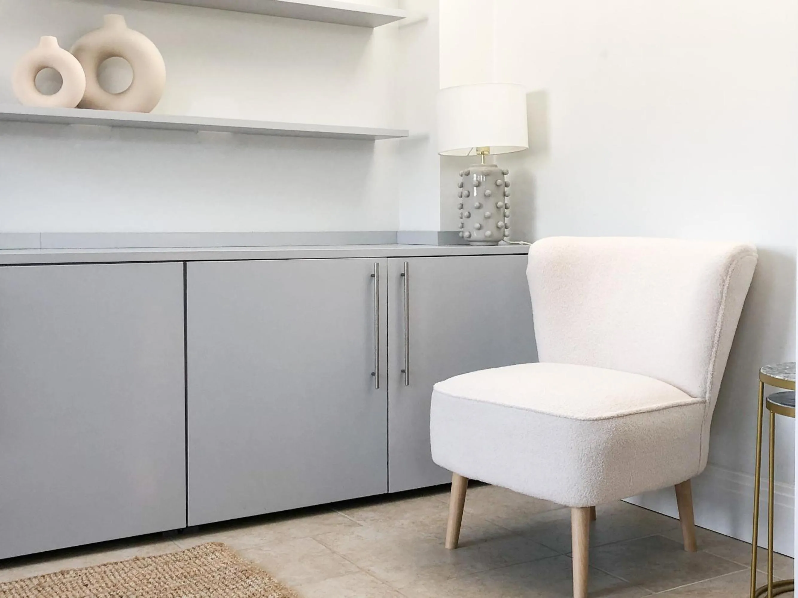 Living room in Windsor Mews by Stay Focused SA