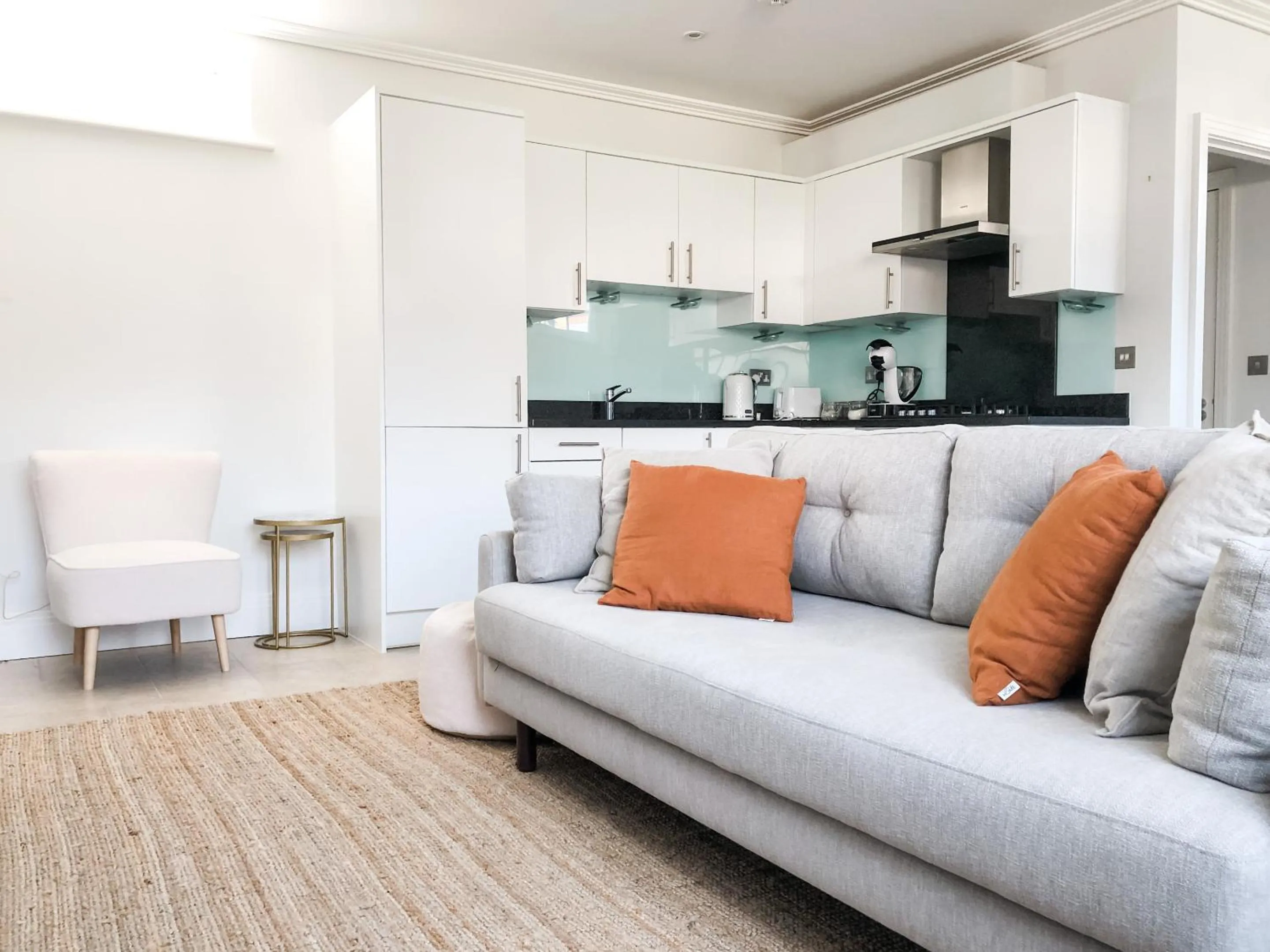 Living room in Windsor Mews by Stay Focused SA