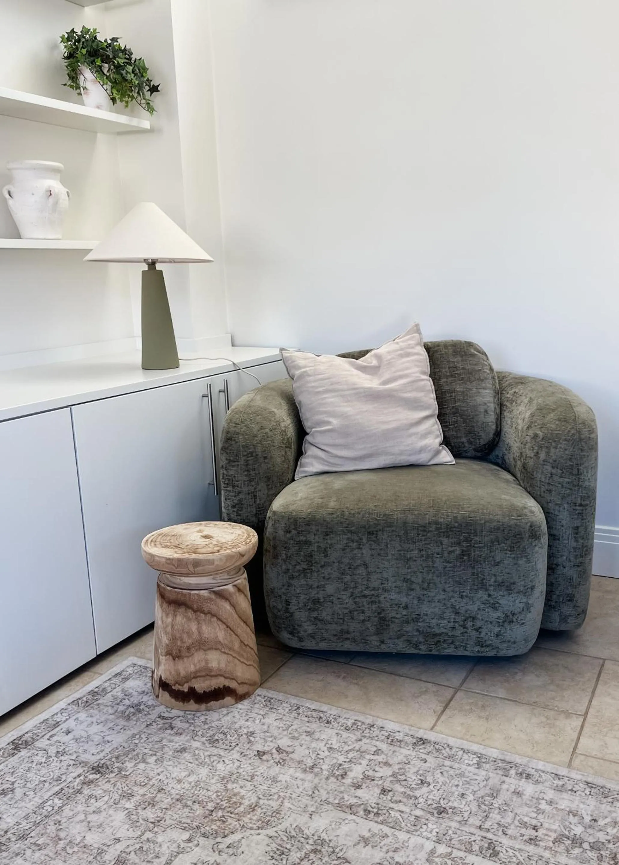 Living room in Windsor Mews by Stay Focused SA