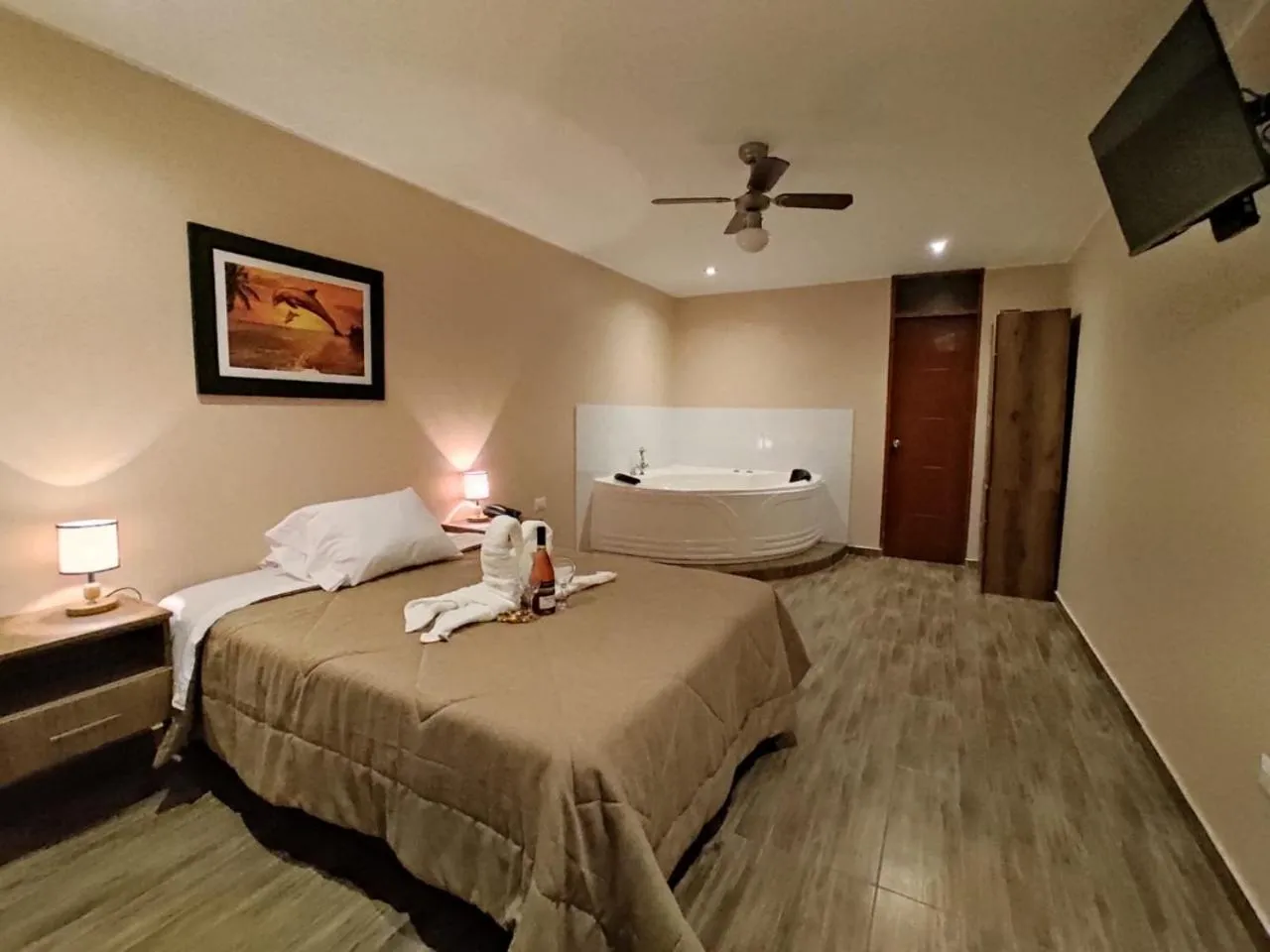 Communal lounge/ TV room, Bed in Hotel La Colina