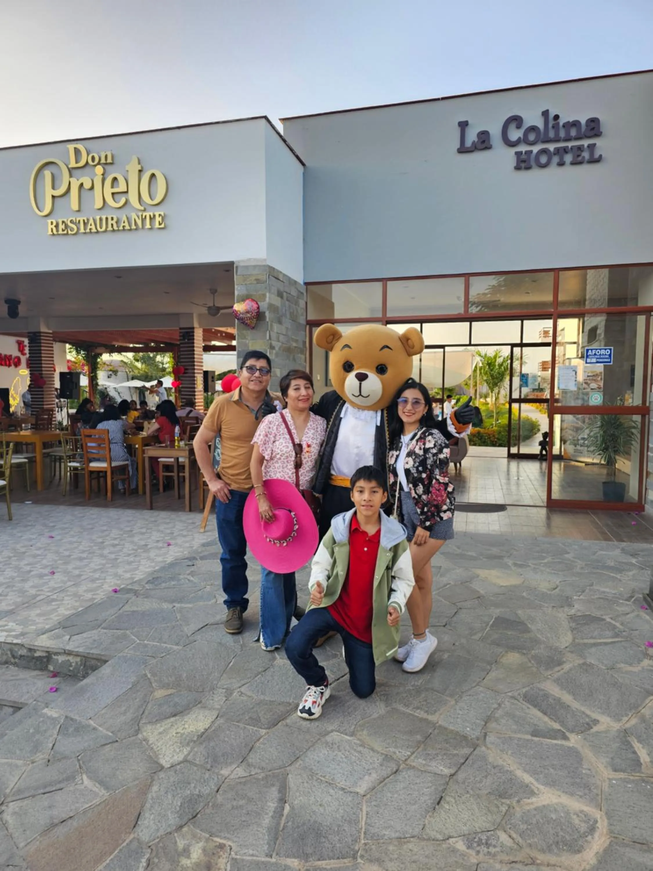 Restaurant/places to eat in Hotel La Colina