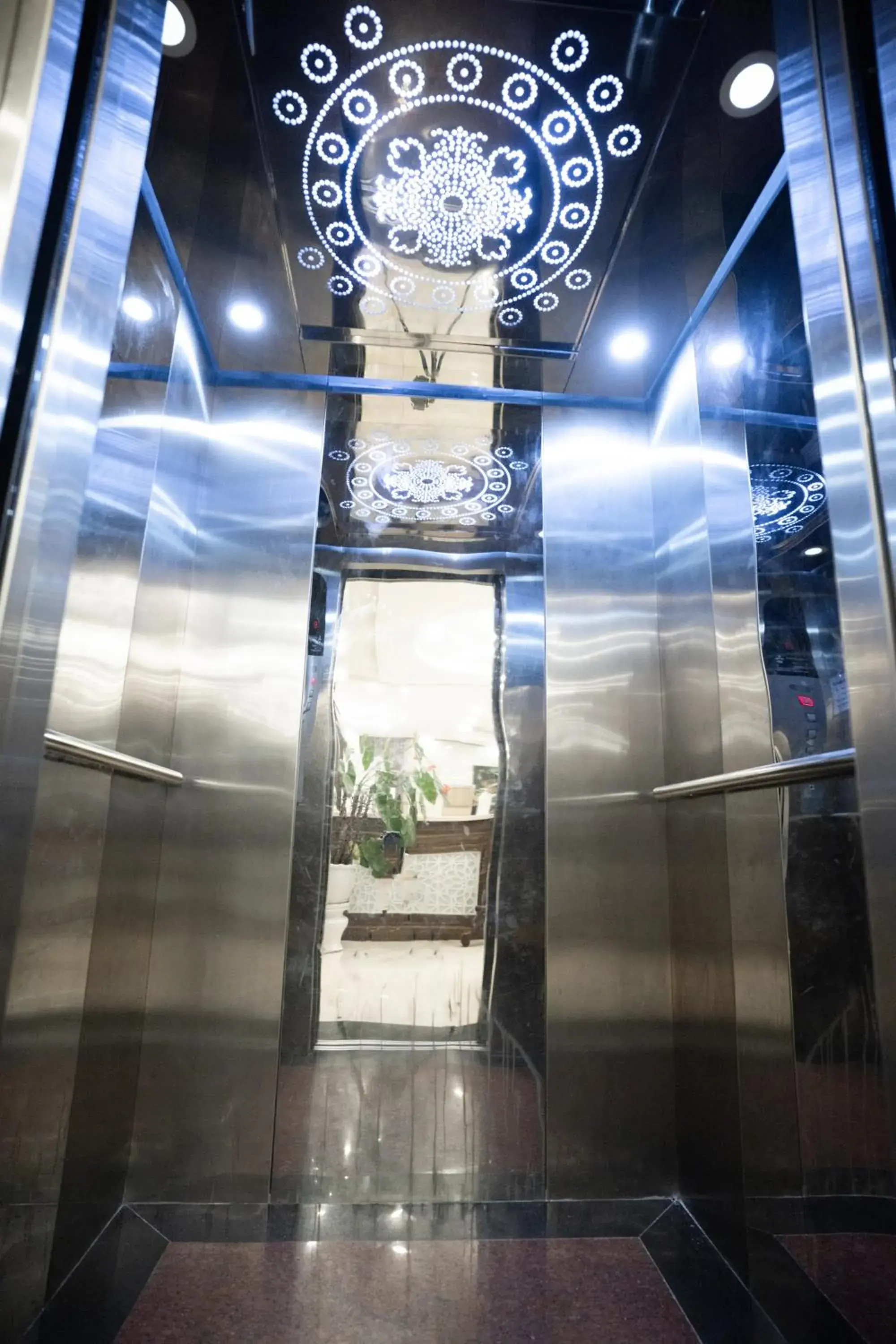 elevator in Mai Khanh Hotel elevator in Mai Khanh Hotel