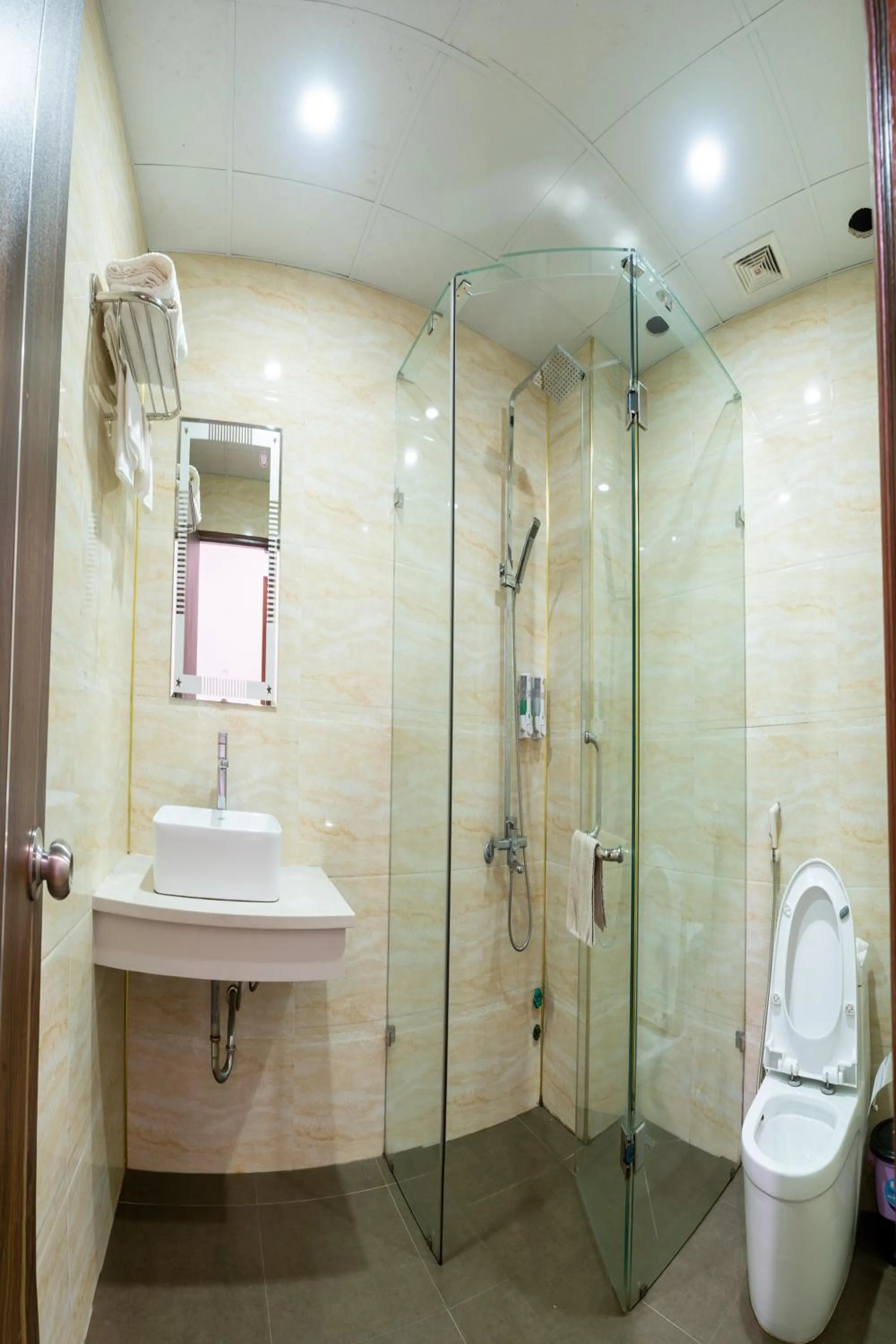 Bathroom in Mai Khanh Hotel