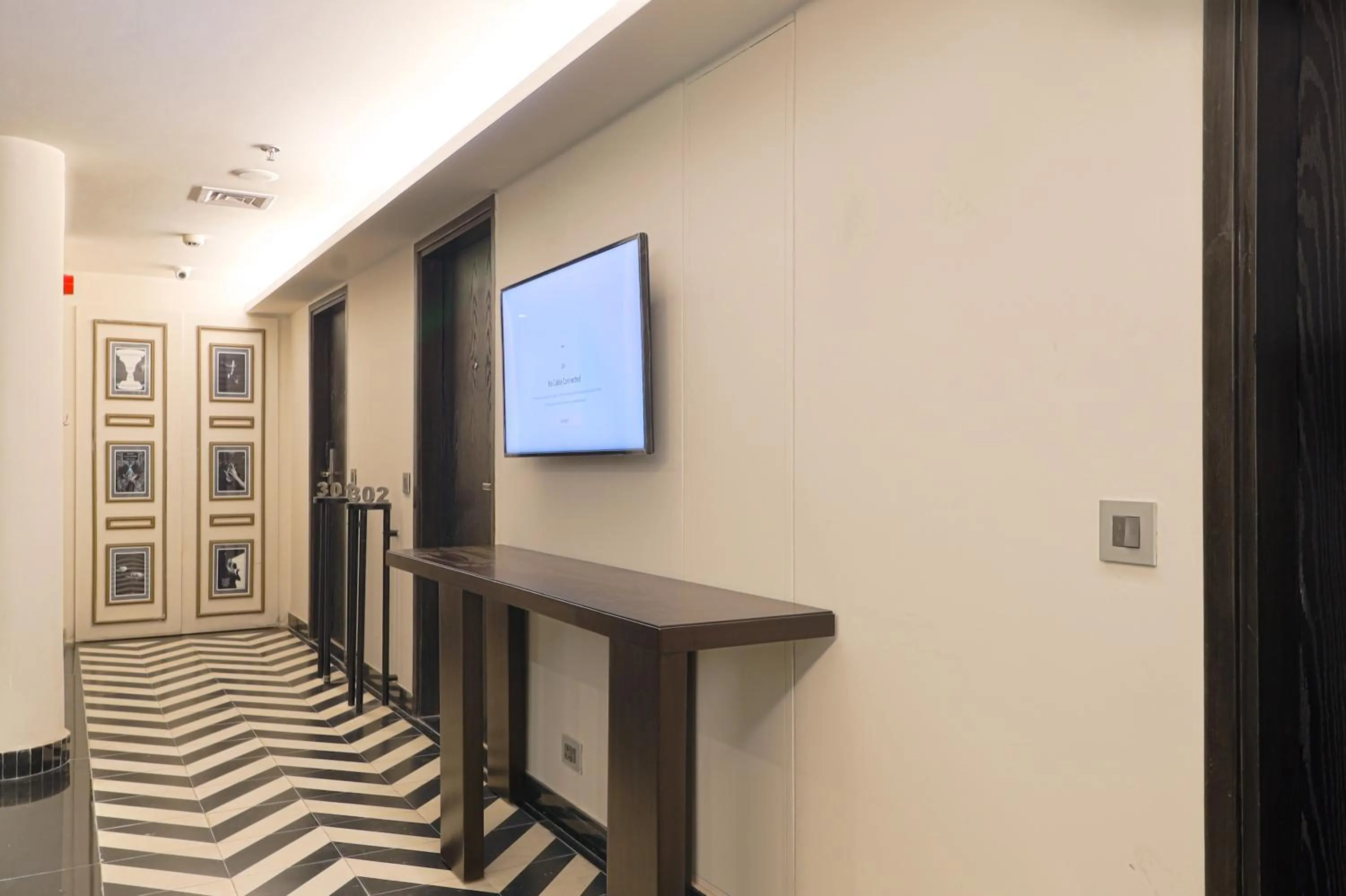 Communal lounge/ TV room in AIR by Ahuja Residences