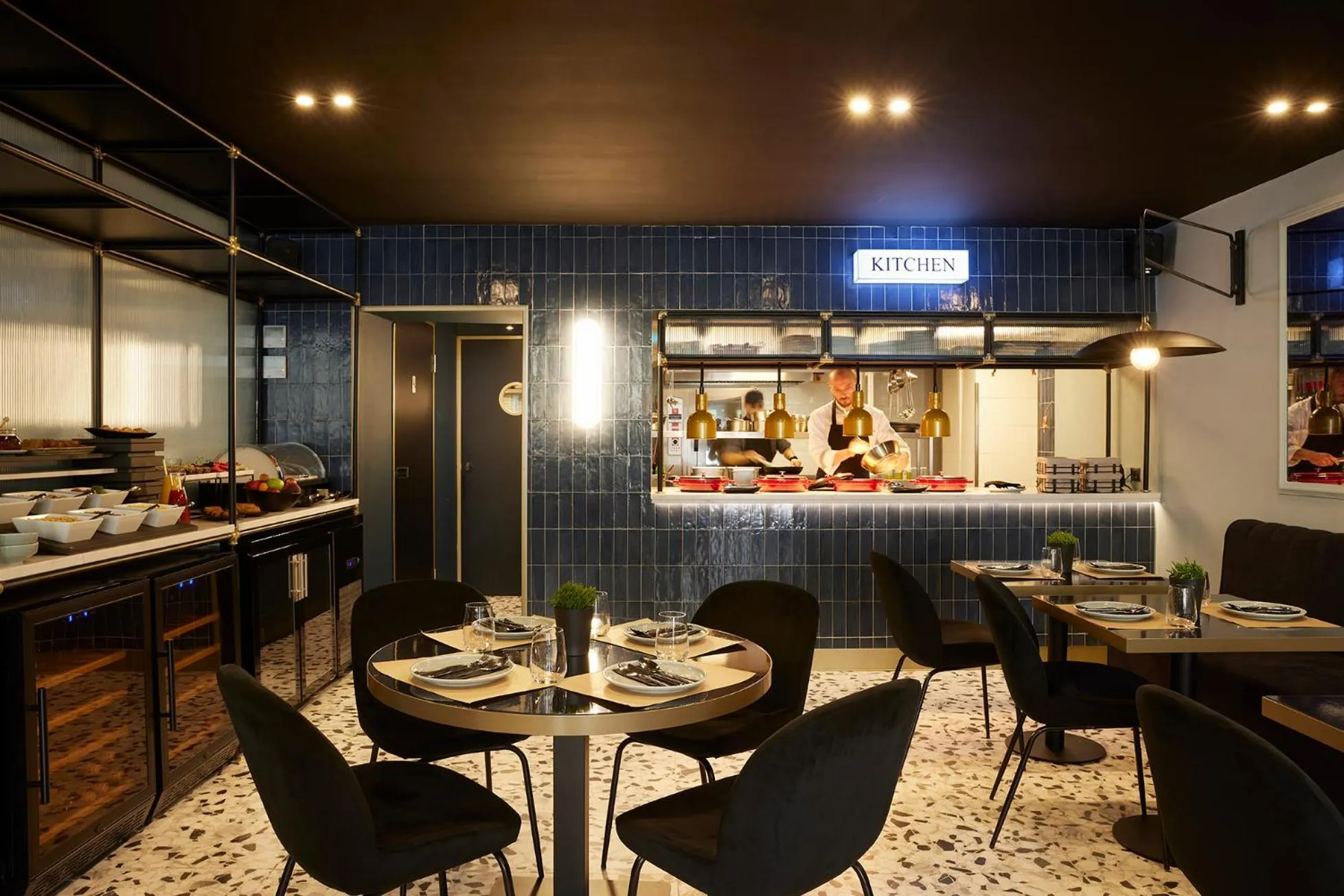 Restaurant/places to eat in The Port Square Hotel