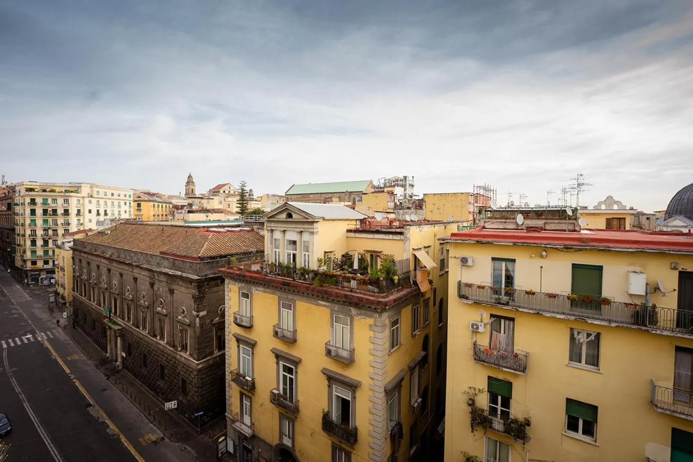 Property building in P.C. Boutique Medina H. Napoli Centro, by Clapa Group