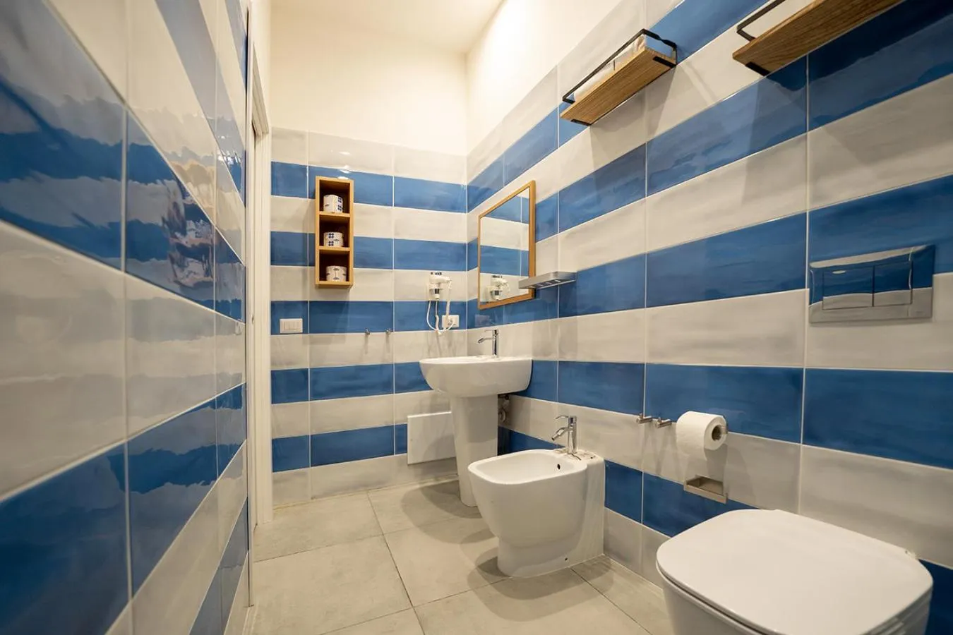 Shower in P.C. Boutique Medina H. Napoli Centro, by Clapa Group