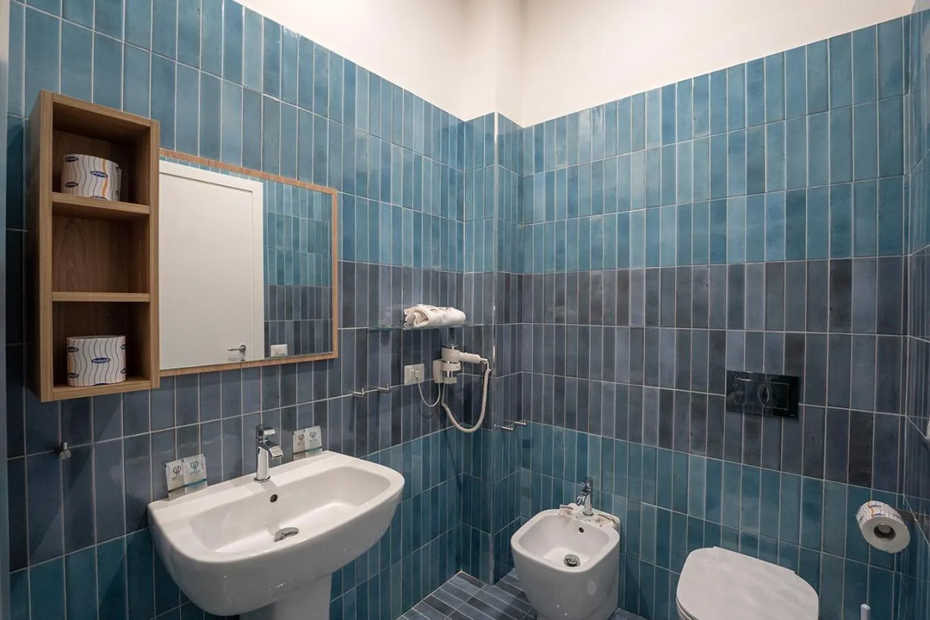 Shower in P.C. Boutique Medina H. Napoli Centro, by Clapa Group