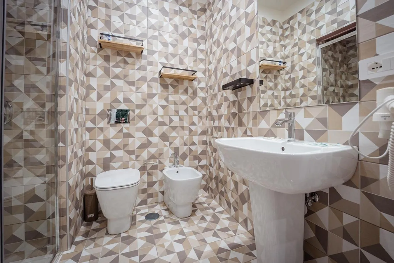 Shower in P.C. Boutique Medina H. Napoli Centro, by Clapa Group