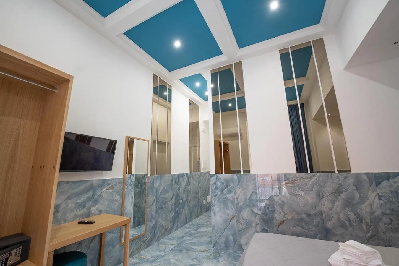 TV and multimedia in P.C. Boutique Medina H. Napoli Centro, by Clapa Group